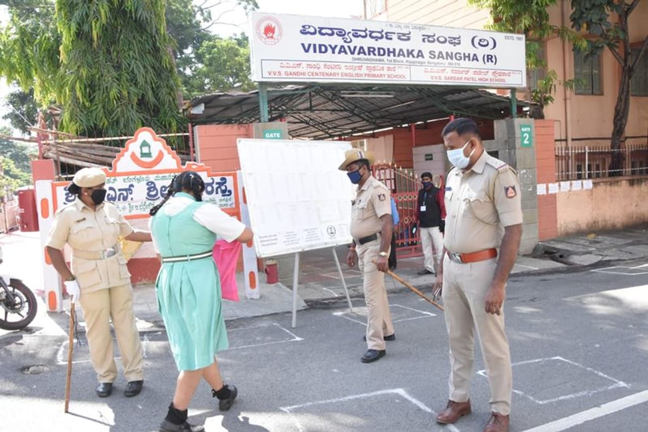 <p>ರಾಜ್ಯಾದ್ಯಂತ ಇಂದು ಎಸ್ಎಸ್ಎಲ್ಸಿ ಪರೀಕ್ಷೆ ನಡೆಯುತ್ತಿದೆ.</p> <p>ರಾಜ್ಯಾದ್ಯಂತ ಇಂದು ಎಸ್ಎಸ್ಎಲ್ಸಿ ಪರೀಕ್ಷೆ ನಡೆಯುತ್ತಿದೆ.</p>