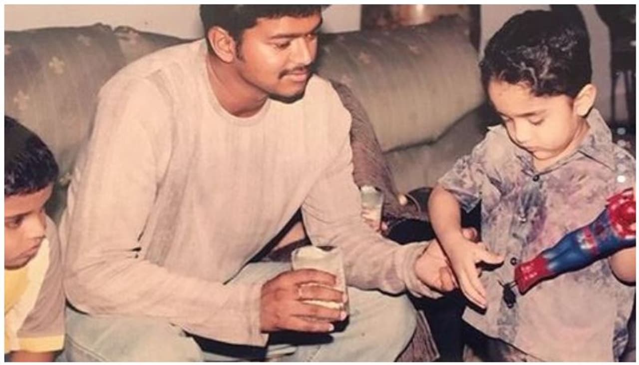 <p>വനിതാ വിജയകുമാറിന്റെ മകൻ വിജയ്ശ്രീഹരിയുടെ ജന്മദിന ആഘോഷത്തിന് എത്തിയതാണ് വിജയ്.</p> <p>വനിതാ വിജയകുമാറിന്റെ മകൻ വിജയ്ശ്രീഹരിയുടെ ജന്മദിന ആഘോഷത്തിന് എത്തിയതാണ് വിജയ്.</p>