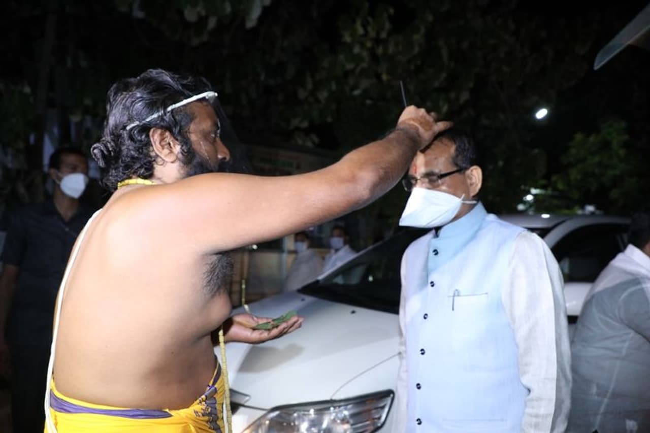 <p>మధ్య ప్రదేశ్ ముఖ్యమంత్రి శివరాజ్ సింగ్ చౌహాన్ కు తిలకం దిద్దుతున్న పండితులు</p> <p>మధ్య ప్రదేశ్ ముఖ్యమంత్రి శివరాజ్ సింగ్ చౌహాన్ కు తిలకం దిద్దుతున్న పండితులు</p>