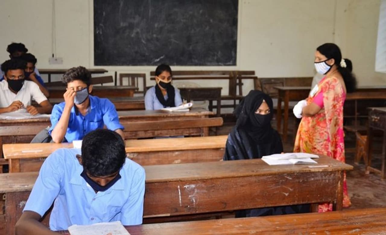 <p>ದ.ಕ.ಜಿಲ್ಲೆಯಲ್ಲಿ ಕೊರೋನಾ ಎಫೆಕ್ಟ್ನ ನಡುವೆ ಗುರುವಾರ ಆರಂಭವಾದ ಎಸ್ಎಸ್ಎಲ್ಸಿ ಪರೀಕ್ಷೆಯ ಮೊದಲ ದಿನ ನಿರಾತಂಕವಾಗಿ ಕಳೆದಿದೆ. ಜಿಲ್ಲೆಯಲ್ಲಿ ಒಟ್ಟು 30,835 ವಿದ್ಯಾರ್ಥಿಗಳಿಗೆ 95 ಪರೀಕ್ಷಾ ಕೇಂದ್ರಗಳನ್ನು ವ್ಯವಸ್ಥೆಗೊಳಿಸಲಾಗಿತ್ತು.</p> <p>ದ.ಕ.ಜಿಲ್ಲೆಯಲ್ಲಿ ಕೊರೋನಾ ಎಫೆಕ್ಟ್ನ ನಡುವೆ ಗುರುವಾರ ಆರಂಭವಾದ ಎಸ್ಎಸ್ಎಲ್ಸಿ ಪರೀಕ್ಷೆಯ ಮೊದಲ ದಿನ ನಿರಾತಂಕವಾಗಿ ಕಳೆದಿದೆ. ಜಿಲ್ಲೆಯಲ್ಲಿ ಒಟ್ಟು 30,835 ವಿದ್ಯಾರ್ಥಿಗಳಿಗೆ 95 ಪರೀಕ್ಷಾ ಕೇಂದ್ರಗಳನ್ನು ವ್ಯವಸ್ಥೆಗೊಳಿಸಲಾಗಿತ್ತು.</p>