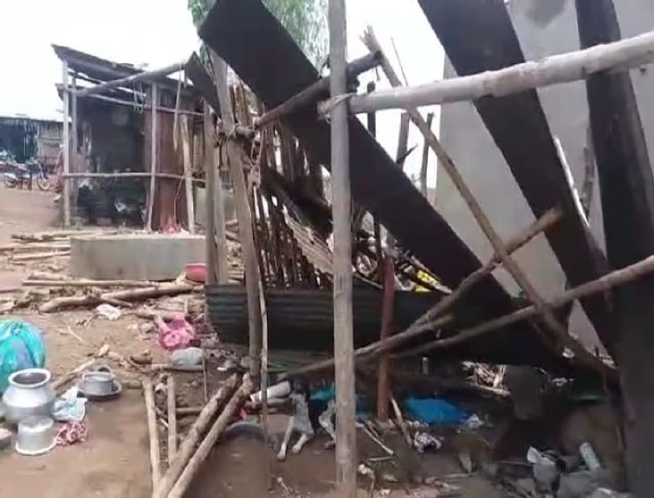 <p>ಬನಹಟ್ಟಿ ತಾಲೂಕಿನ ಕೆಸರಗೊಪ್ಪ, ಚಿಮ್ಮಡ, ಜಗದಾಳ ನಾವಲಗಿಯಲ್ಲಿ ಬೀಸಿದ ಬಿರುಗಾಳಿ ರಭಸಕ್ಕೆ ಹಾರಿಹೋದ ಮನೆ ಸೀಟ್ಗಳು</p> <p>ಬನಹಟ್ಟಿ ತಾಲೂಕಿನ ಕೆಸರಗೊಪ್ಪ, ಚಿಮ್ಮಡ, ಜಗದಾಳ ನಾವಲಗಿಯಲ್ಲಿ ಬೀಸಿದ ಬಿರುಗಾಳಿ ರಭಸಕ್ಕೆ ಹಾರಿಹೋದ ಮನೆ ಸೀಟ್ಗಳು</p>