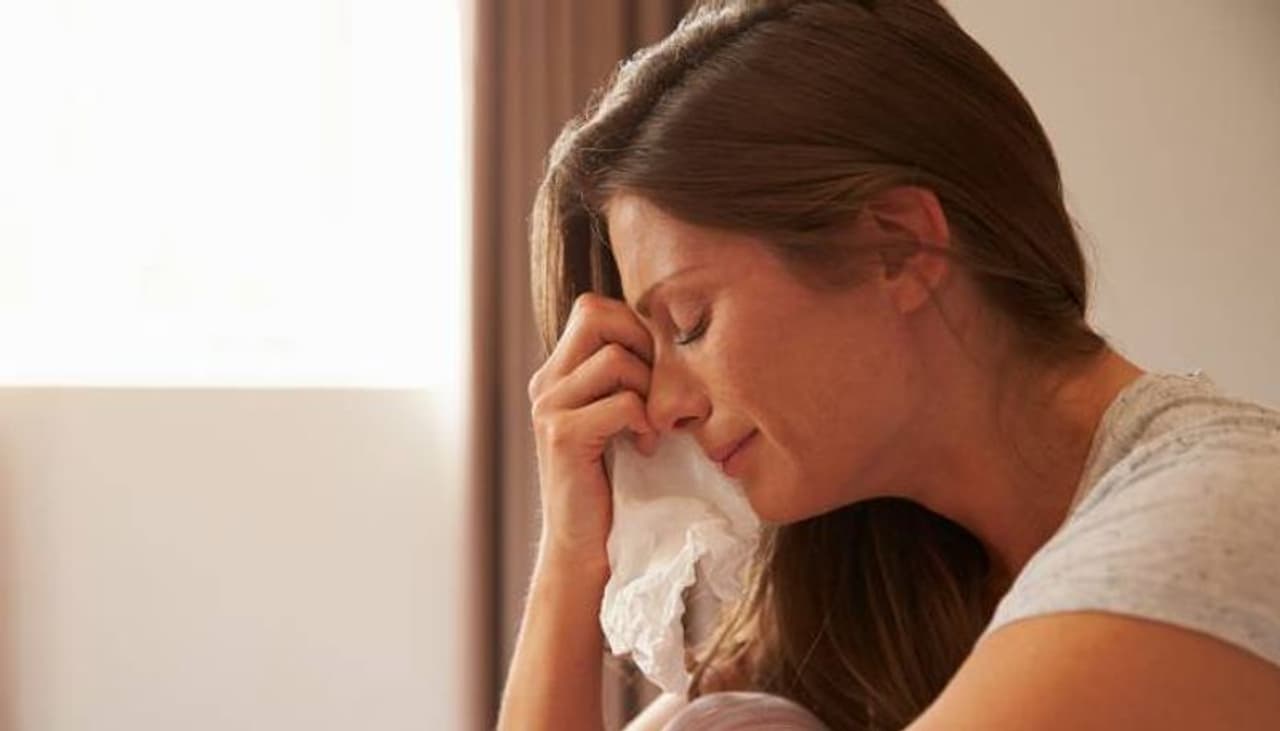 <p><strong>കരച്ചിൽ ജോലി</strong></p><p>മരണവീട്ടിലെ വിലാപക്കാർ എന്നും ഈ ജോലിക്ക് പേരുണ്ട്. ലോകത്തിന്റെ വിവിധ ഇടങ്ങളിൽ നിലനിൽക്കുന്ന ജോലിയാണിത്. ശവസംസ്കാരം നടക്കുന്ന വീടുകളിൽ പോയി കരയുക എന്നതാണത്രേ ഇവരുടെ ജോലി. വിവിധ സംസ്കാരങ്ങളുമായി ബന്ധപ്പെട്ട് ഉടലെടുത്ത ഈ ജോലി ലോകത്തിന്റെ പലയിടങ്ങളിലും ഇപ്പോഴും നിലനിൽക്കുന്നു. ഇംഗ്ലണ്ടിലെ എസെക്സിൽ ‘റെന്റ് എ മോണർ’ എന്നൊരു കമ്പനിയുണ്ട്. അപരിചിതരുടെ വീടുകളിൽ വന്നു ബന്ധുക്കളെപ്പോലെ അഭിനയിച്ചു മൃതദേഹത്തിനടുത്ത് പോയി വാവിട്ടു കരയാൻ ഇവർ ആളുകളെ ഏർപ്പാടാക്കിത്തരും. മണിക്കൂറിൽ 45 യൂറോയാണു പ്രതിഫലം. ഏകദേശം 3500 രൂപ. <br /> </p> <p><strong>കരച്ചിൽ ജോലി</strong></p><p>മരണവീട്ടിലെ വിലാപക്കാർ എന്നും ഈ ജോലിക്ക് പേരുണ്ട്. ലോകത്തിന്റെ വിവിധ ഇടങ്ങളിൽ നിലനിൽക്കുന്ന ജോലിയാണിത്. ശവസംസ്കാരം നടക്കുന്ന വീടുകളിൽ പോയി കരയുക എന്നതാണത്രേ ഇവരുടെ ജോലി. വിവിധ സംസ്കാരങ്ങളുമായി ബന്ധപ്പെട്ട് ഉടലെടുത്ത ഈ ജോലി ലോകത്തിന്റെ പലയിടങ്ങളിലും ഇപ്പോഴും നിലനിൽക്കുന്നു. ഇംഗ്ലണ്ടിലെ എസെക്സിൽ ‘റെന്റ് എ മോണർ’ എന്നൊരു കമ്പനിയുണ്ട്. അപരിചിതരുടെ വീടുകളിൽ വന്നു ബന്ധുക്കളെപ്പോലെ അഭിനയിച്ചു മൃതദേഹത്തിനടുത്ത് പോയി വാവിട്ടു കരയാൻ ഇവർ ആളുകളെ ഏർപ്പാടാക്കിത്തരും. മണിക്കൂറിൽ 45 യൂറോയാണു പ്രതിഫലം. ഏകദേശം 3500 രൂപ. <br /> </p>