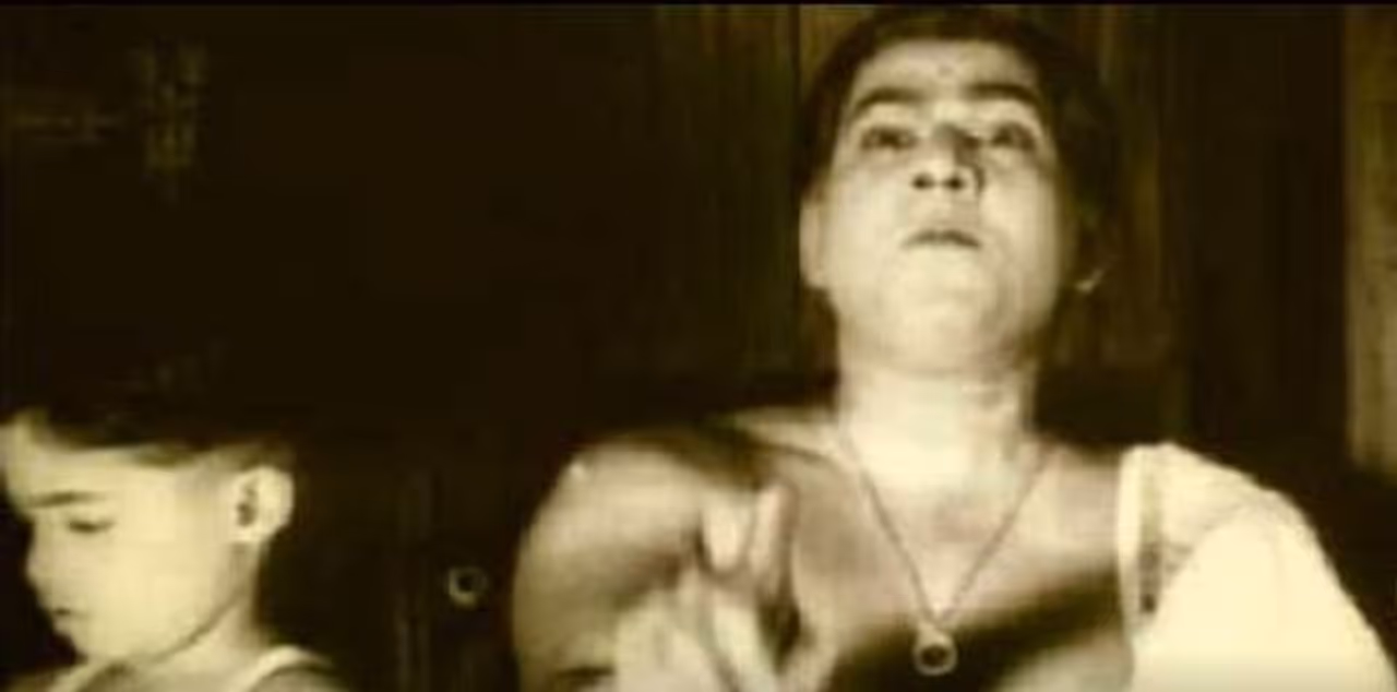 <p>കേവലം അഞ്ച് വയസുള്ളപ്പോള് തുടങ്ങിയതാണ് സുരേഷ് ഗോപിയുടെ അഭിനയജീവിതം. 1965ല് ഓടയില് നിന്ന് എന്ന സിനിമയില് ബാലതാരമായിട്ടാണ് അഭിനയിച്ചത്.</p> <p>കേവലം അഞ്ച് വയസുള്ളപ്പോള് തുടങ്ങിയതാണ് സുരേഷ് ഗോപിയുടെ അഭിനയജീവിതം. 1965ല് ഓടയില് നിന്ന് എന്ന സിനിമയില് ബാലതാരമായിട്ടാണ് അഭിനയിച്ചത്.</p>