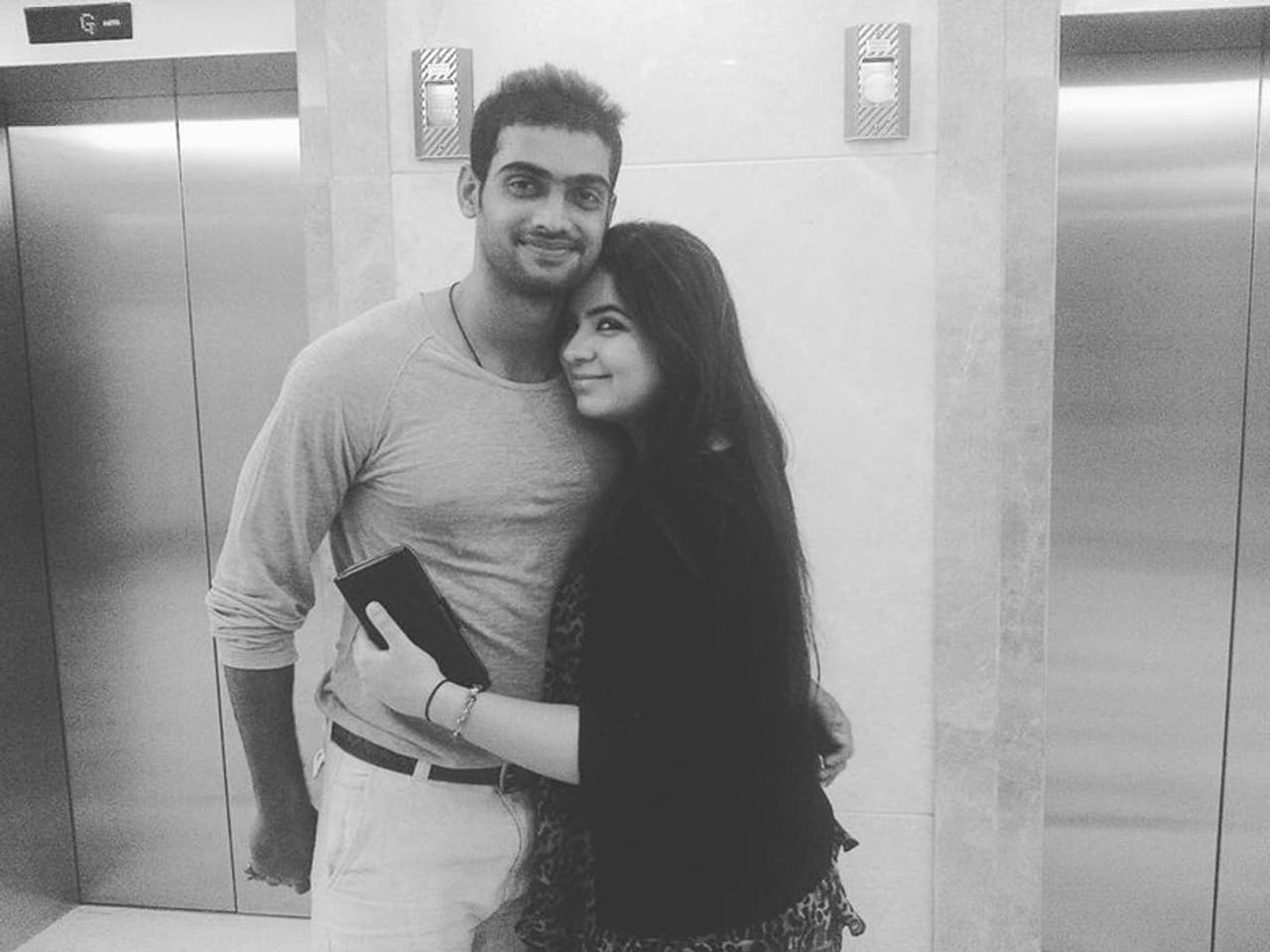 <p>ராதிகா சரத்குமார் தம்பதியின் மகள் ரேயான் கடந்த 2016 ஆம் ஆண்டு பெங்களூருவை சேர்ந்த, இந்திய கிரிக்கெட் வீரர், அபிமன்யு மிதுனை காதலித்து திருமணம் செய்து கொண்டார். </p> <p>ராதிகா சரத்குமார் தம்பதியின் மகள் ரேயான் கடந்த 2016 ஆம் ஆண்டு பெங்களூருவை சேர்ந்த, இந்திய கிரிக்கெட் வீரர், அபிமன்யு மிதுனை காதலித்து திருமணம் செய்து கொண்டார். </p>