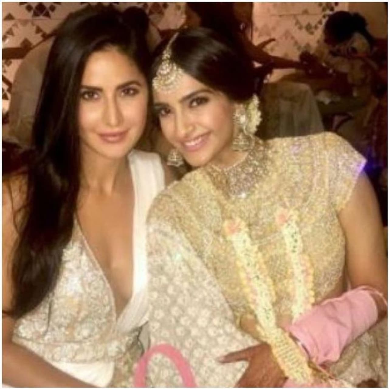 <p>ಜಾತ್ಯತೀತ, ರಾಷ್ಟ್ರೀಯವಾದ , ನಾಗರಿಕತ್ವ, ಪ್ರಜಾಪ್ರಭುತ್ವ ವಿಚಾರದ ಅಧ್ಯಾಐ ತೆಗೆದು ಹಾಕಿದ್ದನ್ನು ಟೀಕಿಸಿದ್ದಾರೆ.</p>