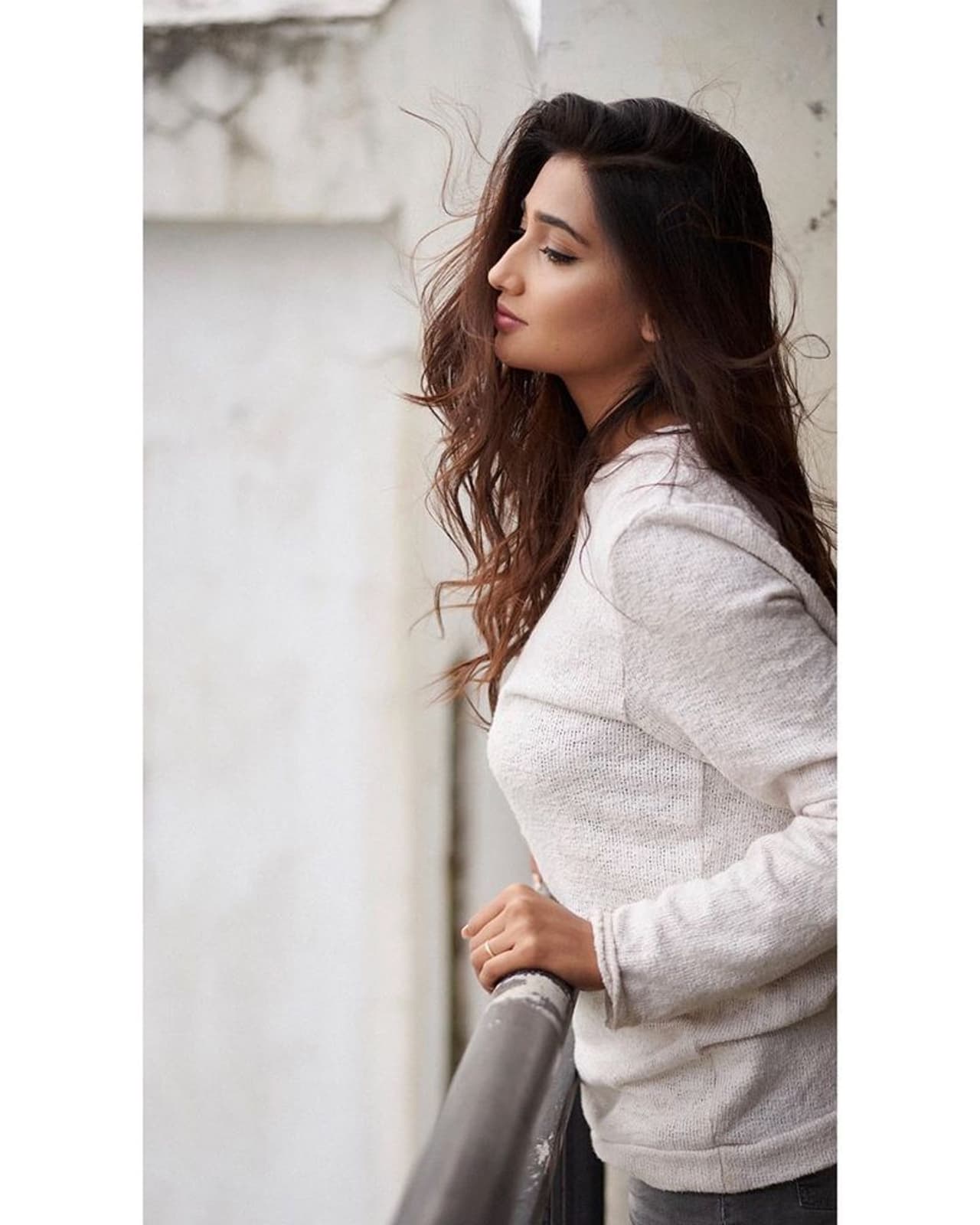 <p>ஷர்ட் போட்டு சைடு போஸ் கொடுக்கும் பிரியா&nbsp;</p>