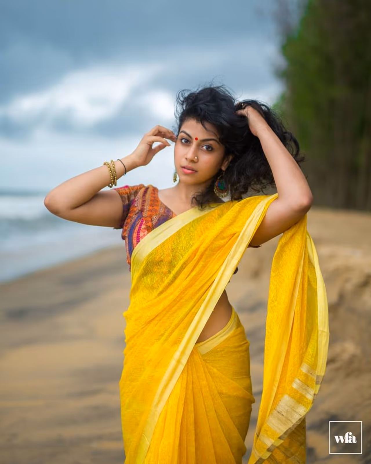 <p>மஞ்ச புடவை கட்டி மயக்கும் ஸ்ருதி&nbsp;</p>