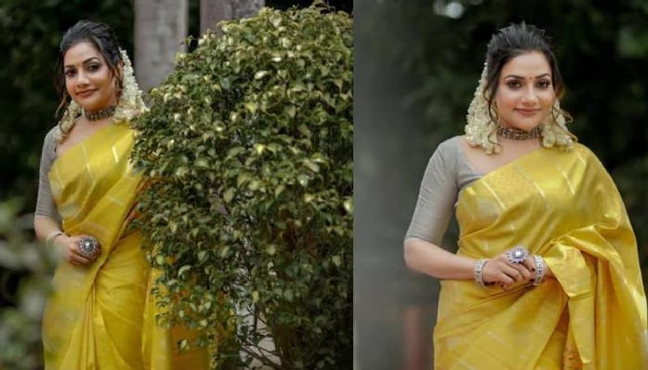 <p>സാരിയിൽ അതിസുന്ദരിയായിരിക്കുകയാണ് റിമി ടോമി. </p> <p>സാരിയിൽ അതിസുന്ദരിയായിരിക്കുകയാണ് റിമി ടോമി. </p>