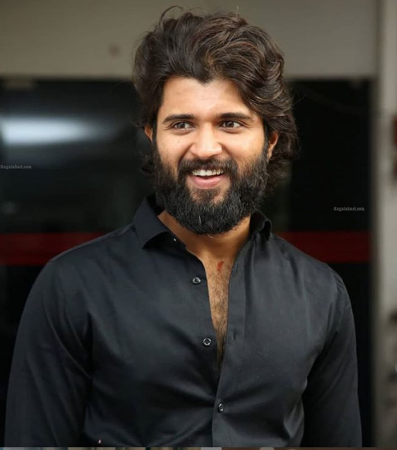 <p><span style="font size:12px;"><strong> ಪ್ರತಿದಿನ ಬಿಯರ್ಡ್ ಆಯಿಲ್ ಬಳಸಿ</strong><br />ಗಡ್ಡದ ಎಣ್ಣೆಯನ್ನು ಬಳಸುವುದರಿಂದ ನಿಮ್ಮ ಗಡ್ಡವು ಬಲವಾಗಿರುತ್ತದೆ ಮತ್ತು ಎಂದಿಗಿಂತಲೂ ಮೃದುವಾಗಿರುತ್ತವೆ ಮತ್ತು ಮೃದುವಾಗಿರುತ್ತದೆ. ಅಲ್ಲದೆ, ಇದು ನಿಮ್ಮ ಕೂದಲಿಗೆ ಅದ್ಭುತ ಸುಗಂಧವನ್ನು ನೀಡುತ್ತದೆ. ಆದರೆ ಇದಲ್ಲದೆ, ತೈಲವು ನಿಮ್ಮ ಗಡ್ಡವನ್ನು ತೇವಗೊಳಿಸುತ್ತದೆ, ಇದು ಡಾರ್ಕ್ ಆದ ನೋಟವನ್ನು ನೀಡುತ್ತದೆ. ಕೆಲವು ಗಡ್ಡ ಕಪ್ಪಾಗುವ ತೈಲಗಳಿವೆ. ಯಾವುದೇ ಸಂದರ್ಭದಲ್ಲಿ ಉತ್ತಮ ಗುಣಮಟ್ಟದ ಗಡ್ಡದ ಎಣ್ಣೆ ಆಯ್ಕೆ ಮಾಡಿ. </span></p> <p><span style="font size:12px;"><strong> ಪ್ರತಿದಿನ ಬಿಯರ್ಡ್ ಆಯಿಲ್ ಬಳಸಿ</strong><br />ಗಡ್ಡದ ಎಣ್ಣೆಯನ್ನು ಬಳಸುವುದರಿಂದ ನಿಮ್ಮ ಗಡ್ಡವು ಬಲವಾಗಿರುತ್ತದೆ ಮತ್ತು ಎಂದಿಗಿಂತಲೂ ಮೃದುವಾಗಿರುತ್ತವೆ ಮತ್ತು ಮೃದುವಾಗಿರುತ್ತದೆ. ಅಲ್ಲದೆ, ಇದು ನಿಮ್ಮ ಕೂದಲಿಗೆ ಅದ್ಭುತ ಸುಗಂಧವನ್ನು ನೀಡುತ್ತದೆ. ಆದರೆ ಇದಲ್ಲದೆ, ತೈಲವು ನಿಮ್ಮ ಗಡ್ಡವನ್ನು ತೇವಗೊಳಿಸುತ್ತದೆ, ಇದು ಡಾರ್ಕ್ ಆದ ನೋಟವನ್ನು ನೀಡುತ್ತದೆ. ಕೆಲವು ಗಡ್ಡ ಕಪ್ಪಾಗುವ ತೈಲಗಳಿವೆ. ಯಾವುದೇ ಸಂದರ್ಭದಲ್ಲಿ ಉತ್ತಮ ಗುಣಮಟ್ಟದ ಗಡ್ಡದ ಎಣ್ಣೆ ಆಯ್ಕೆ ಮಾಡಿ. </span></p>