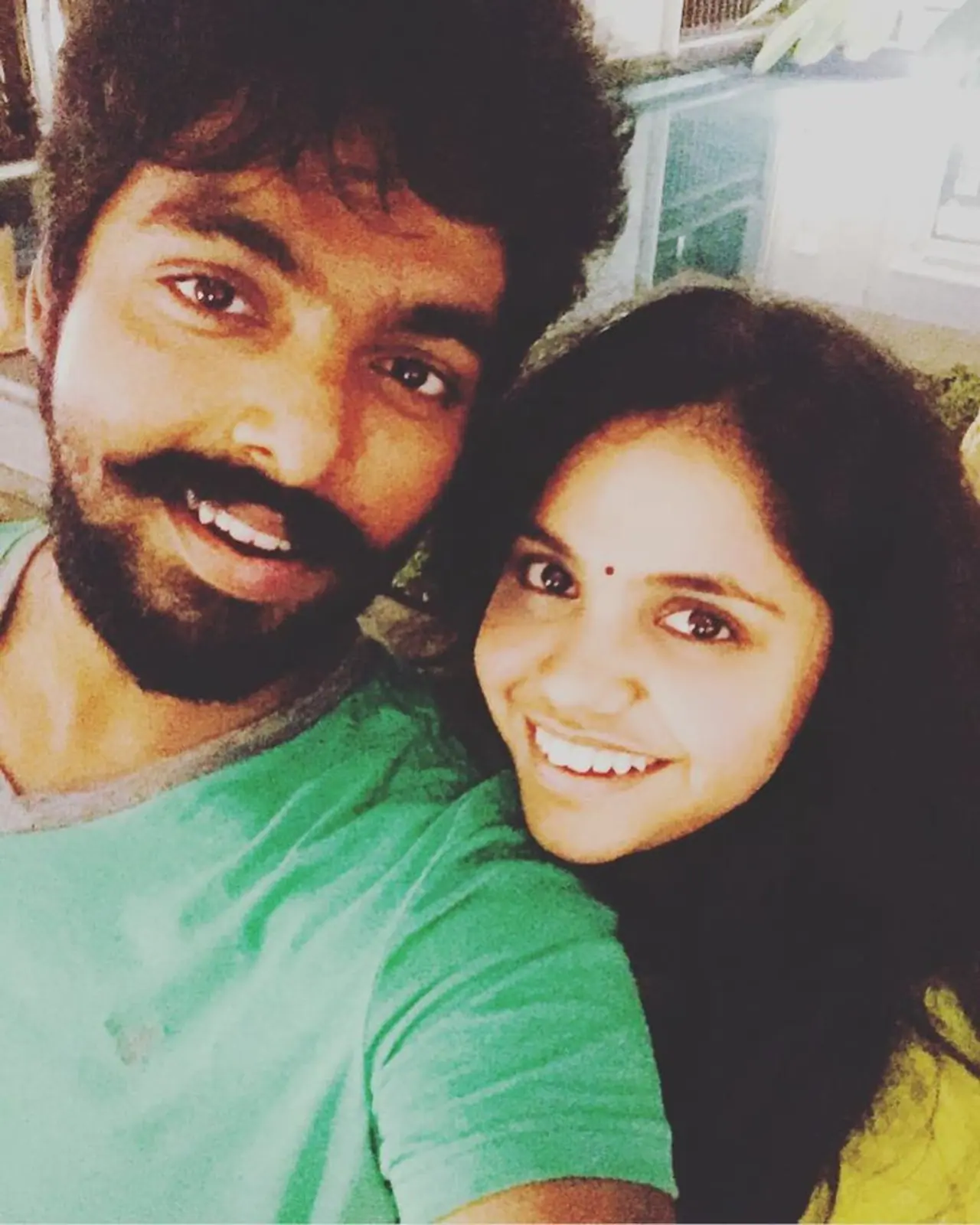 <p><br />தமிழ் சினிமாவின் முன்னணி இசையமைப்பாளராகவு, இளம் நடிகராகவும் வலம் வந்து கொண்டிருப்பவர் ஜி.வி.பிரகாஷ். அதேபோல் சைந்தவியும் முன்னணி பாடகியாக வலம் வருகிறார். </p> <p><br />தமிழ் சினிமாவின் முன்னணி இசையமைப்பாளராகவு, இளம் நடிகராகவும் வலம் வந்து கொண்டிருப்பவர் ஜி.வி.பிரகாஷ். அதேபோல் சைந்தவியும் முன்னணி பாடகியாக வலம் வருகிறார். </p>