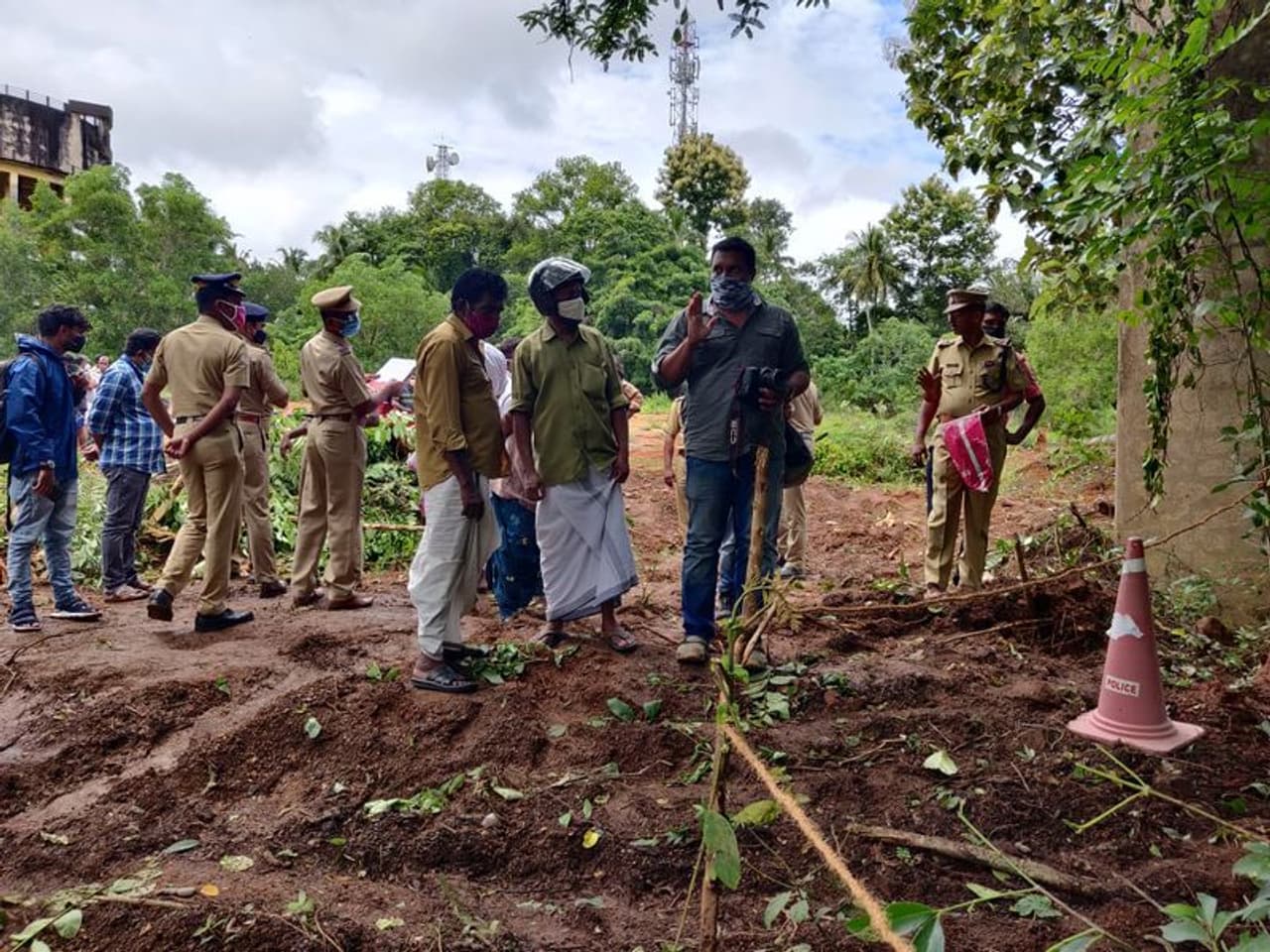 <p>നാട്ടകത്ത് നിന്ന് കണ്ടെത്തിയ മൃതദേഹ അവശിഷ്ടങ്ങൾ കുടവെച്ചൂർ വെളുത്തേടത്തുചിറയിൽ ഹരിദാസിന്റെ മകൻ ജിഷ്ണു (23)വിന്റെതാണെന്നാണ് തിരിച്ചറിഞ്ഞത്.</p> <p>നാട്ടകത്ത് നിന്ന് കണ്ടെത്തിയ മൃതദേഹ അവശിഷ്ടങ്ങൾ കുടവെച്ചൂർ വെളുത്തേടത്തുചിറയിൽ ഹരിദാസിന്റെ മകൻ ജിഷ്ണു (23)വിന്റെതാണെന്നാണ് തിരിച്ചറിഞ്ഞത്.</p>