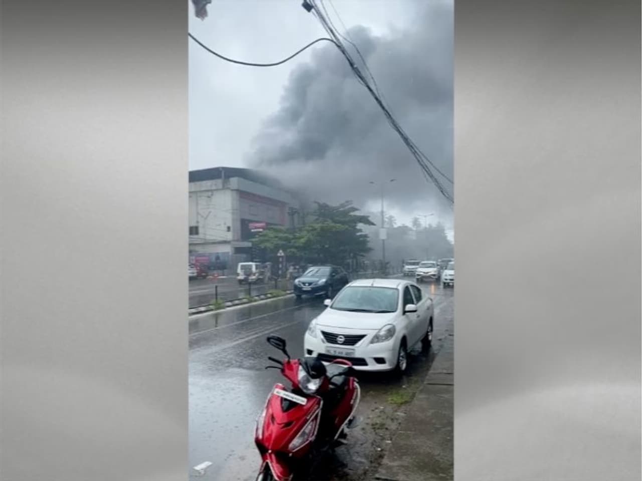 <p>കുടുങ്ങിക്കിടന്ന നാല് പേരെ രക്ഷപ്പെടുത്തി. ഇവരെ കോഴിക്കോട് മെഡിക്കൽ കോളേജില് പ്രവേശിപ്പിച്ചിരിക്കുകയാണ്.</p> <p>കുടുങ്ങിക്കിടന്ന നാല് പേരെ രക്ഷപ്പെടുത്തി. ഇവരെ കോഴിക്കോട് മെഡിക്കൽ കോളേജില് പ്രവേശിപ്പിച്ചിരിക്കുകയാണ്.</p>