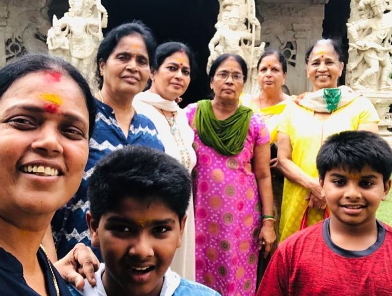 <p>பிருந்தா மாஸ்டர் தன் குடும்பத்துடன் கோவில் செல்லும் பொழுது எடுக்க பட்ட புகைப்படம் </p> <p>பிருந்தா மாஸ்டர் தன் குடும்பத்துடன் கோவில் செல்லும் பொழுது எடுக்க பட்ட புகைப்படம் </p>