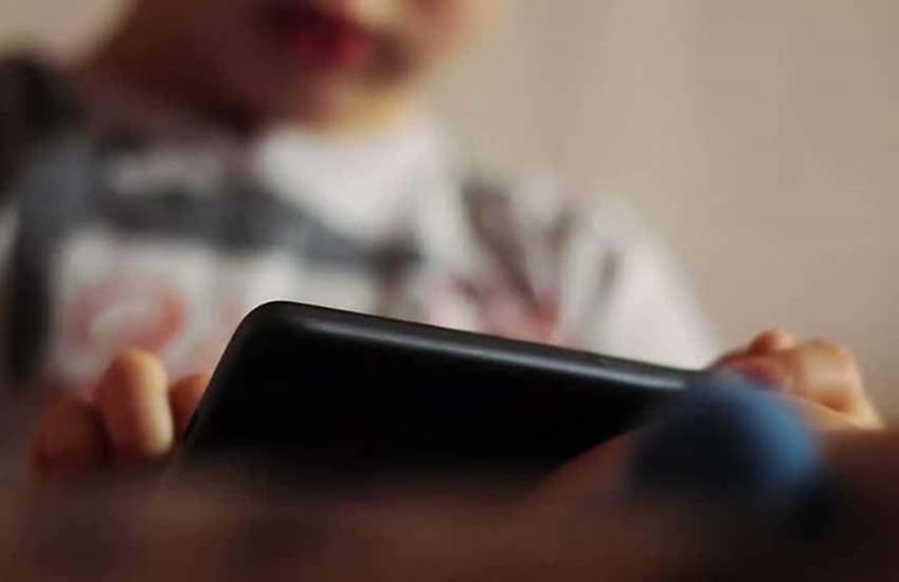 <p>NBT ವರದಿಯನ್ವಯ ಮಹಿಳೆ ಮಾನಸಿಕವಾಗಿ ನೊಂದು ಪೊಲೀಸರ ಬಳಿ ತಲುಪಿದ್ದರು. ಯುವತಿ ದೂರಿನ ಆಧಾರದ ಮೇರೆಗೆ ಮ್ಯಾನೇಜರ್ನ್ನು ಪಶ್ಚಿಮ ಬಂಗಾಳದಲ್ಲಿ ಬಂಧಿಸಲಾಗಿದೆ.</p> <p>NBT ವರದಿಯನ್ವಯ ಮಹಿಳೆ ಮಾನಸಿಕವಾಗಿ ನೊಂದು ಪೊಲೀಸರ ಬಳಿ ತಲುಪಿದ್ದರು. ಯುವತಿ ದೂರಿನ ಆಧಾರದ ಮೇರೆಗೆ ಮ್ಯಾನೇಜರ್ನ್ನು ಪಶ್ಚಿಮ ಬಂಗಾಳದಲ್ಲಿ ಬಂಧಿಸಲಾಗಿದೆ.</p>