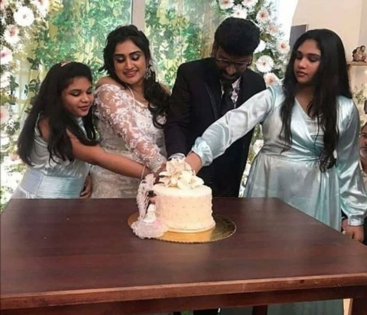 <p>சோசியல் மீடியா பக்கம் போனாலே வனிதா பீட்டர் பால் கல்யாண பஞ்சாயத்து தான் நிரம்பி வழிகிறது. பிக்பாஸ் நிகழ்ச்சி மூலம் பட்டி, தொட்டி எல்லாம் பிரபலமான வனிதா, விஷ்வல் எடிட்டர் பீட்டர் பால் என்பவரை மூன்றாவது முறையாக திருமணம் செய்து கொன்டார். </p> <p>சோசியல் மீடியா பக்கம் போனாலே வனிதா பீட்டர் பால் கல்யாண பஞ்சாயத்து தான் நிரம்பி வழிகிறது. பிக்பாஸ் நிகழ்ச்சி மூலம் பட்டி, தொட்டி எல்லாம் பிரபலமான வனிதா, விஷ்வல் எடிட்டர் பீட்டர் பால் என்பவரை மூன்றாவது முறையாக திருமணம் செய்து கொன்டார். </p>