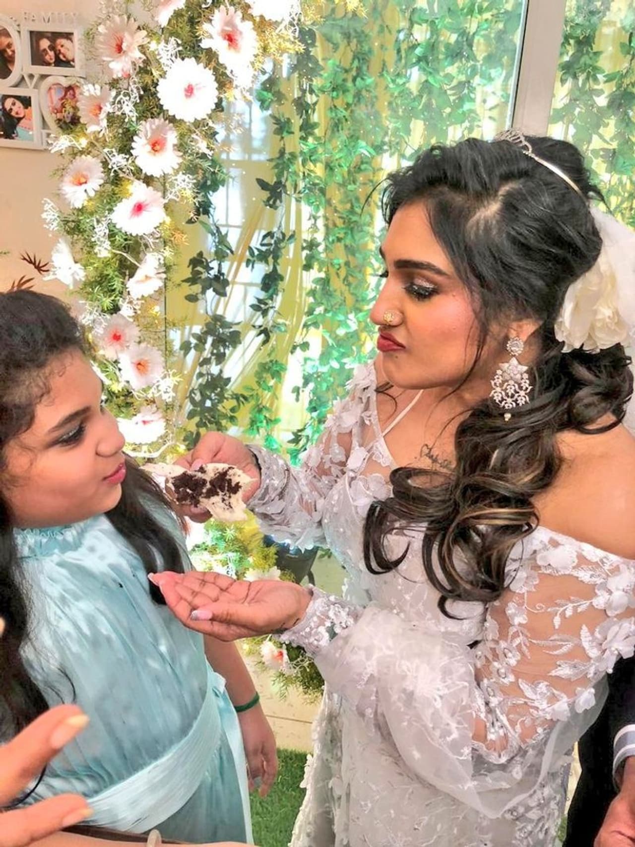 <p>நடிகர் விஜயக்குமாரின் மகளான வனிதா தனது குடும்பத்தினருடன் ஏற்பட்ட சண்டை காரணமாகவும், ஏற்கனவே இரண்டு கணவன்களை விவாகரத்து செய்துவிட்டதாலும் தனது இரு மகள்களுடன் தனியாக வசித்து வந்தார். </p> <p>நடிகர் விஜயக்குமாரின் மகளான வனிதா தனது குடும்பத்தினருடன் ஏற்பட்ட சண்டை காரணமாகவும், ஏற்கனவே இரண்டு கணவன்களை விவாகரத்து செய்துவிட்டதாலும் தனது இரு மகள்களுடன் தனியாக வசித்து வந்தார். </p>