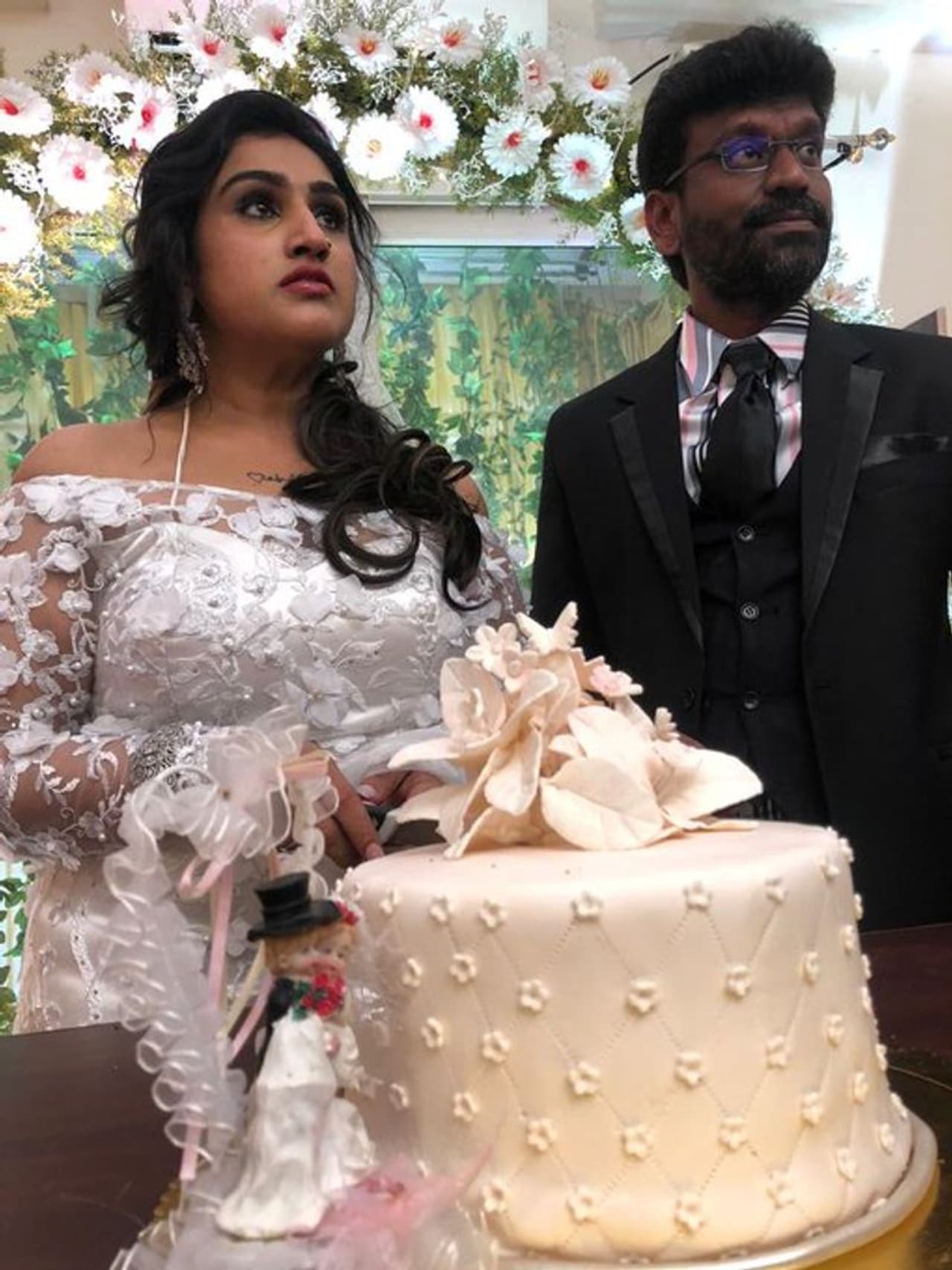 <p>இரண்டு திருமண தோல்விக்கு பின், மூன்றாவதாக பீட்டர் பால் என்பவரை வனிதா திருமணம் செய்த, மறுநாளே... பீட்டரில் முதல் மனைவி எலிசபெத் ஹெலன் சென்னை வடபழனி காவல் நிலையத்தில் புகார் ஒன்றை கொடுத்து பரபரப்பை ஏற்படுத்தினார்.</p>