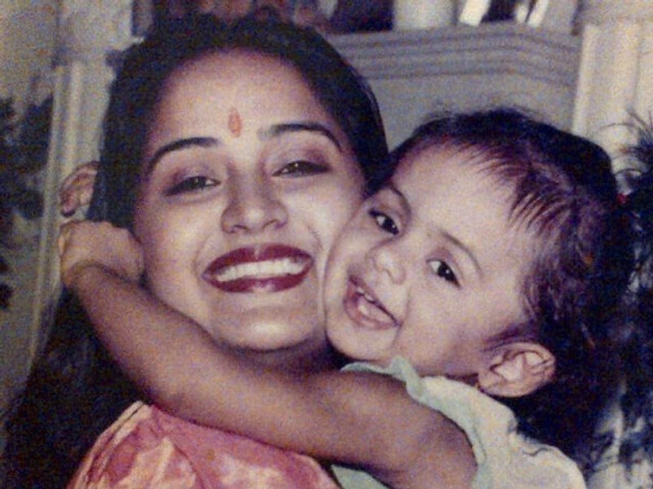 <p>அம்மாவின் கழுத்தை கட்டிப்பிடித்த படி குட்டி பாப்பா கார்த்திகா</p> <p>அம்மாவின் கழுத்தை கட்டிப்பிடித்த படி குட்டி பாப்பா கார்த்திகா</p>