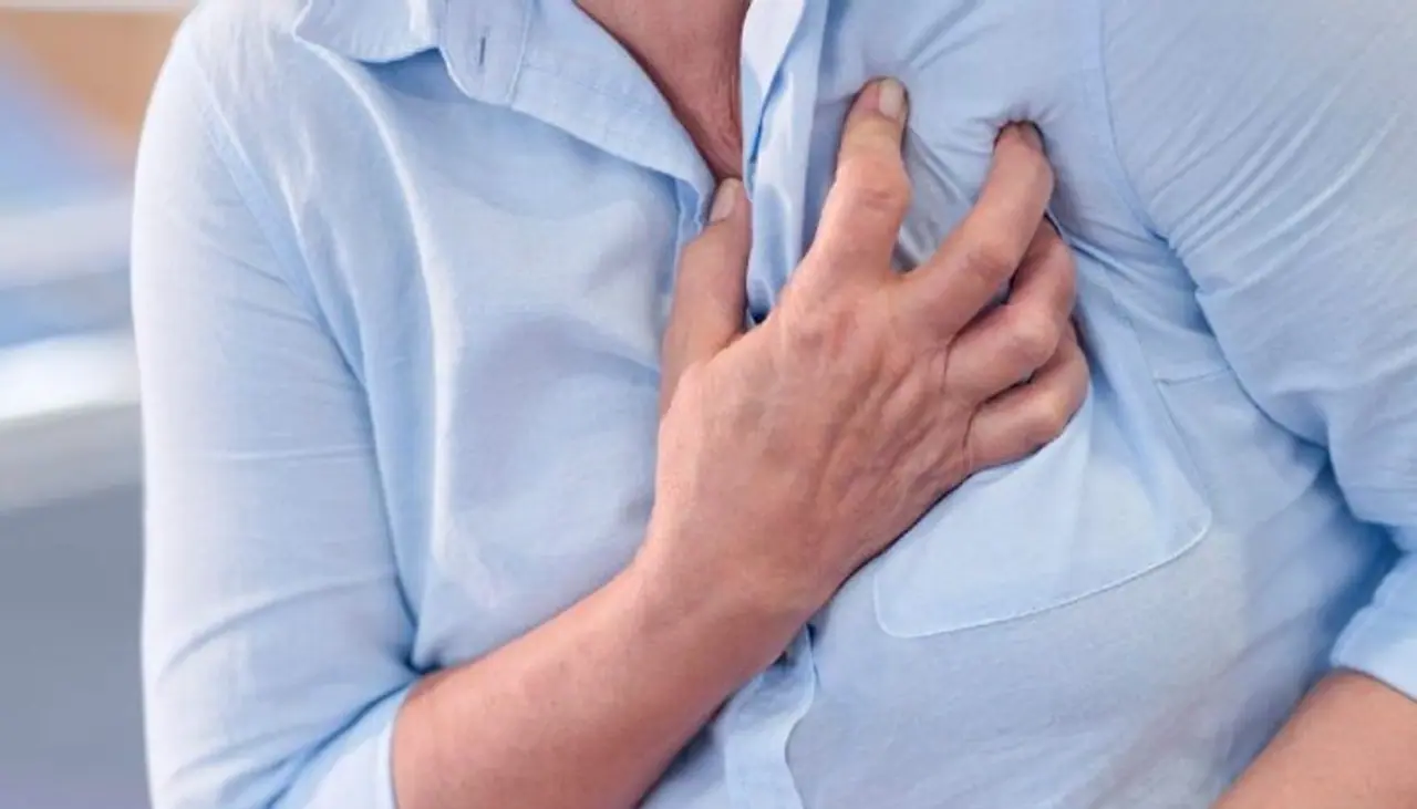 <p>హార్ట్ ఎటాక్.. ఎప్పుడు ఎవరికి ఎలా ఎటాక్ చేస్తుందో ఎవరికీ తెలీదు. ఒకప్పుడు కనీసం 60ఏళ్లు వచ్చిన వారికే హార్ట్ ఎటాక్ వచ్చేది. కానీ.. ప్రస్తుతం పరిస్థితులు మారిపోయాయి. &nbsp;మారుతున్న జీవన శైలి, ఆహారపు అలవాట్ల కారణంగా.. చాలా మంది కనీసం 35 కూడా రాకముందే దీని భారినపడుతున్నారు. గత 20 ఏళ్లుగా హార్ట్ ఎటాక్ బారినపడుతున్న వారి సంఖ్య బాగా పెరిగిపోయిందని నిపుణులు చెబుతున్నారు.</p>