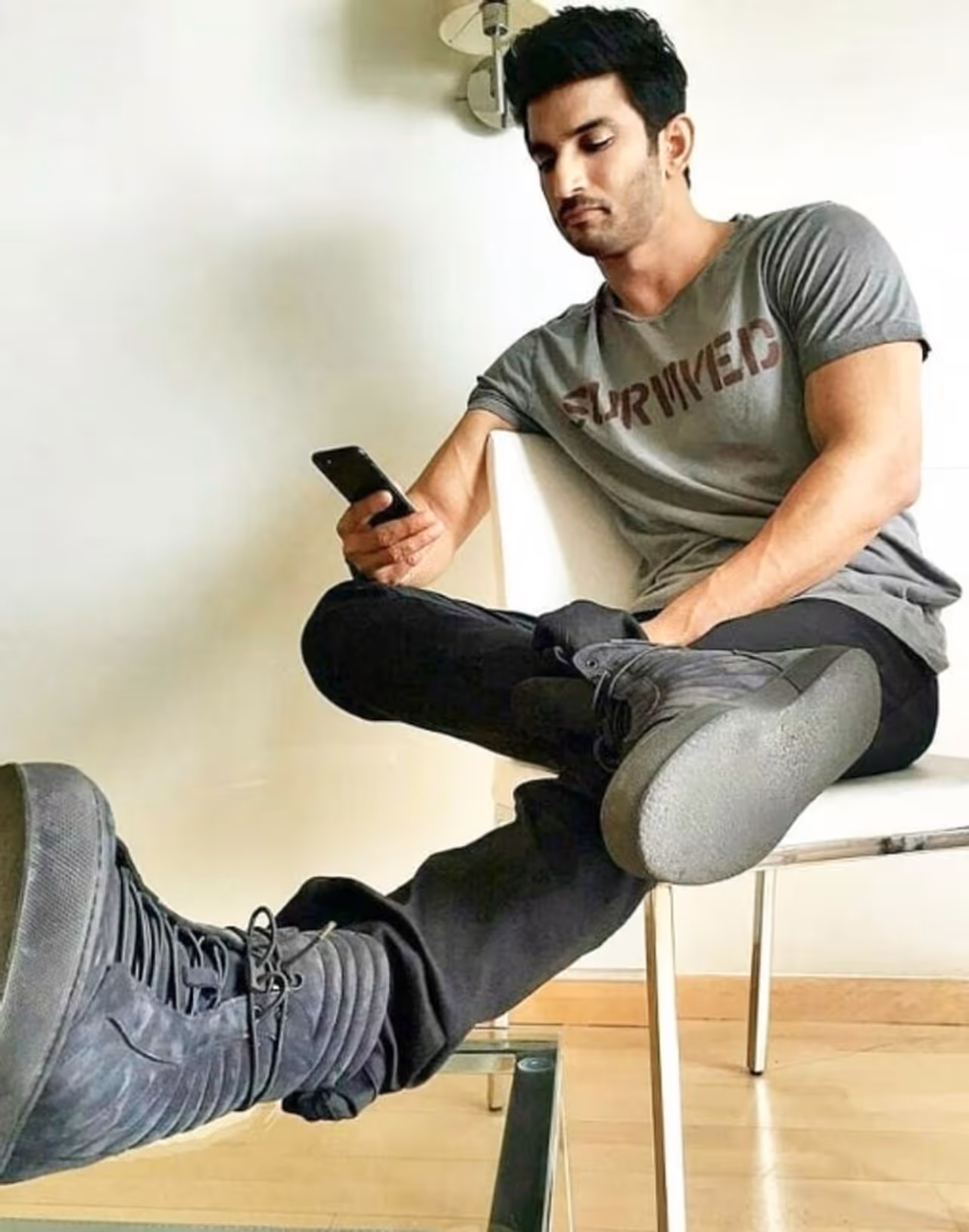 <p>சுஷாந்த் சிங் ராஜ்புத் கடந்த மாதம் 14 ஆம் தேதி அன்று மும்பையில் உள்ள தன்னுடைய வீட்டில் தூக்கிட்டு தற்கொலை செய்து கொண்டார். 34 வயதான நடிகர் சில மாதங்களாக மன அழுத்தத்தில் இருந்ததாகவும் இதுவே அவருடைய தற்கொலைக்கு காரணம் என்றும் கூறப்படட்டது.</p> <p>சுஷாந்த் சிங் ராஜ்புத் கடந்த மாதம் 14 ஆம் தேதி அன்று மும்பையில் உள்ள தன்னுடைய வீட்டில் தூக்கிட்டு தற்கொலை செய்து கொண்டார். 34 வயதான நடிகர் சில மாதங்களாக மன அழுத்தத்தில் இருந்ததாகவும் இதுவே அவருடைய தற்கொலைக்கு காரணம் என்றும் கூறப்படட்டது.</p>