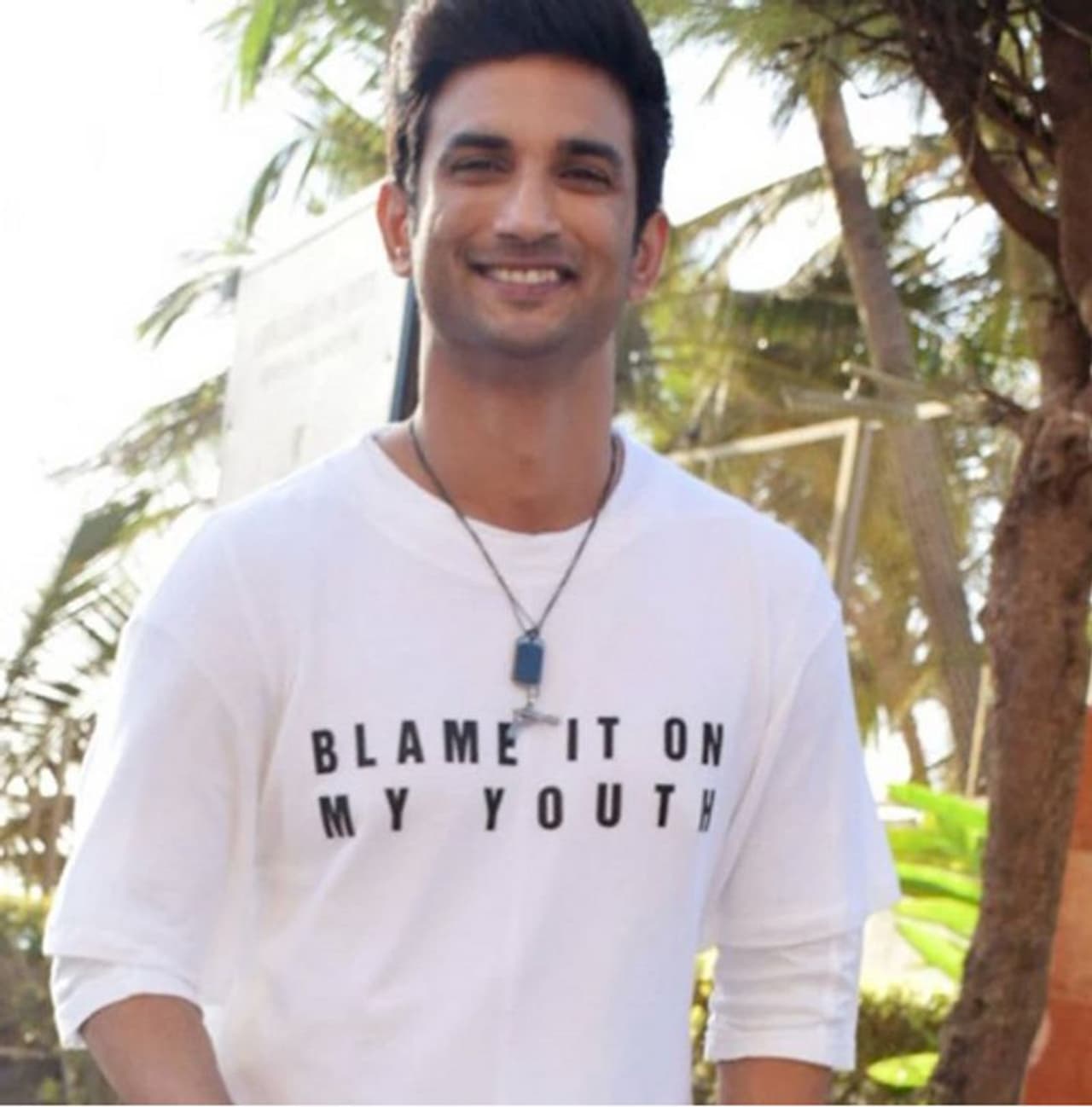 <p>‘எம்.எஸ். தோனி பயோபிக்’, ‘கை போ சே’,‘சிக்கோரே’ உட்பட ஏகப்பட்ட படங்களில் நடித்து பாலிவுட் ரசிகர்களை கவர்ந்த இளம் ஹீரோ சுஷாந்த் சிங் ராஜ்புட். கடந்த ஜூன் மாதம் 14ம் தேதி மும்பை பாந்தராவில் உள்ள தனது வீட்டில் தூக்கிட்டு தற்கொலை செய்து கொண்டார். <br /> </p> <p>‘எம்.எஸ். தோனி பயோபிக்’, ‘கை போ சே’,‘சிக்கோரே’ உட்பட ஏகப்பட்ட படங்களில் நடித்து பாலிவுட் ரசிகர்களை கவர்ந்த இளம் ஹீரோ சுஷாந்த் சிங் ராஜ்புட். கடந்த ஜூன் மாதம் 14ம் தேதி மும்பை பாந்தராவில் உள்ள தனது வீட்டில் தூக்கிட்டு தற்கொலை செய்து கொண்டார். <br /> </p>