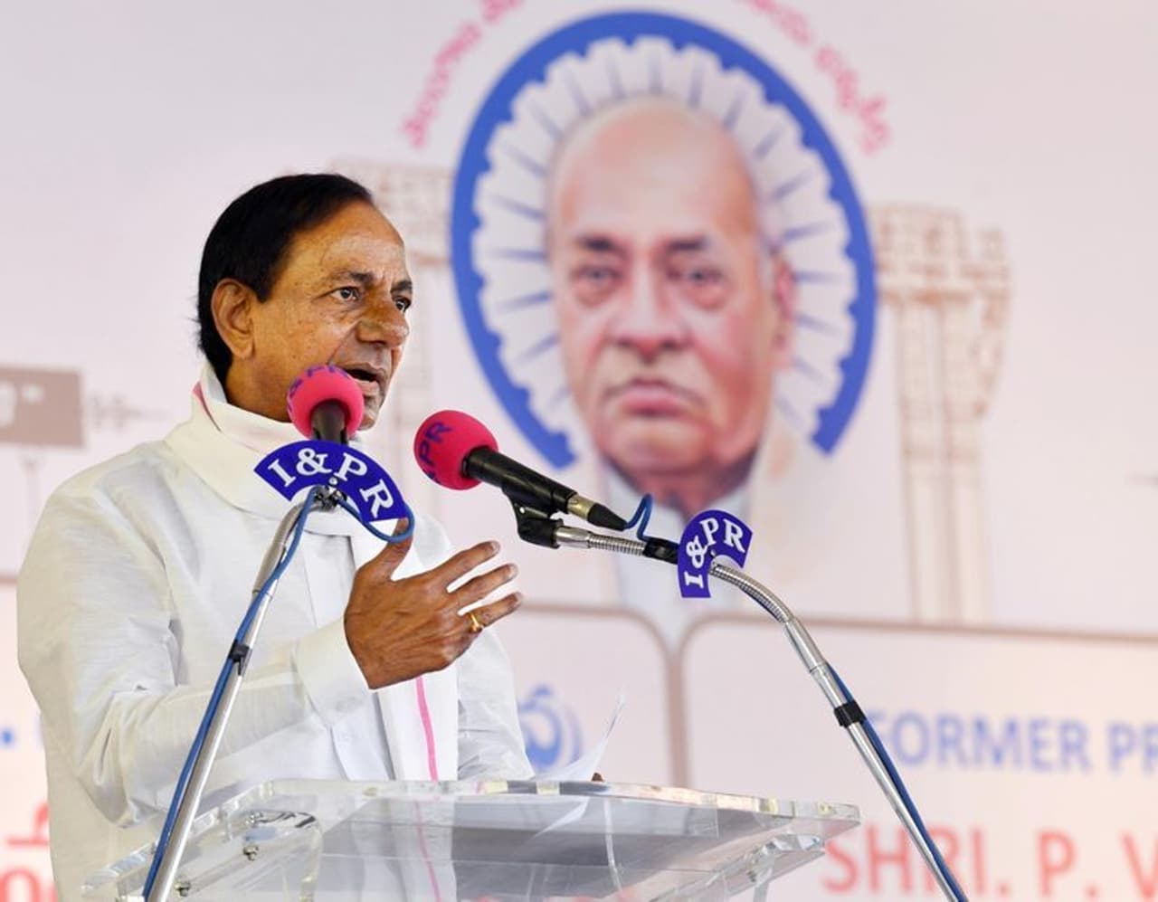 <p>కరోనా వైరస్ మహమ్మారి దాడి ప్రారంభమైన తొలినాళ్లలో పారాసిటమాల్ చాలు అని వ్యాఖ్యానించిన కేసీఆర్ ఆతరువాత ఒకింత సర్దుకొని తెలంగాణాలో కరోనా మహమ్మారి భరతం పట్టేందుకు రంగంలోకి దిగారు. రోజు ప్రెస్ మీట్లు నిర్వహిస్తూ కరోనా పై పోరులో తెలంగాణ ముందుందంటూ చెప్పారు. </p> <p>కరోనా వైరస్ మహమ్మారి దాడి ప్రారంభమైన తొలినాళ్లలో పారాసిటమాల్ చాలు అని వ్యాఖ్యానించిన కేసీఆర్ ఆతరువాత ఒకింత సర్దుకొని తెలంగాణాలో కరోనా మహమ్మారి భరతం పట్టేందుకు రంగంలోకి దిగారు. రోజు ప్రెస్ మీట్లు నిర్వహిస్తూ కరోనా పై పోరులో తెలంగాణ ముందుందంటూ చెప్పారు. </p>