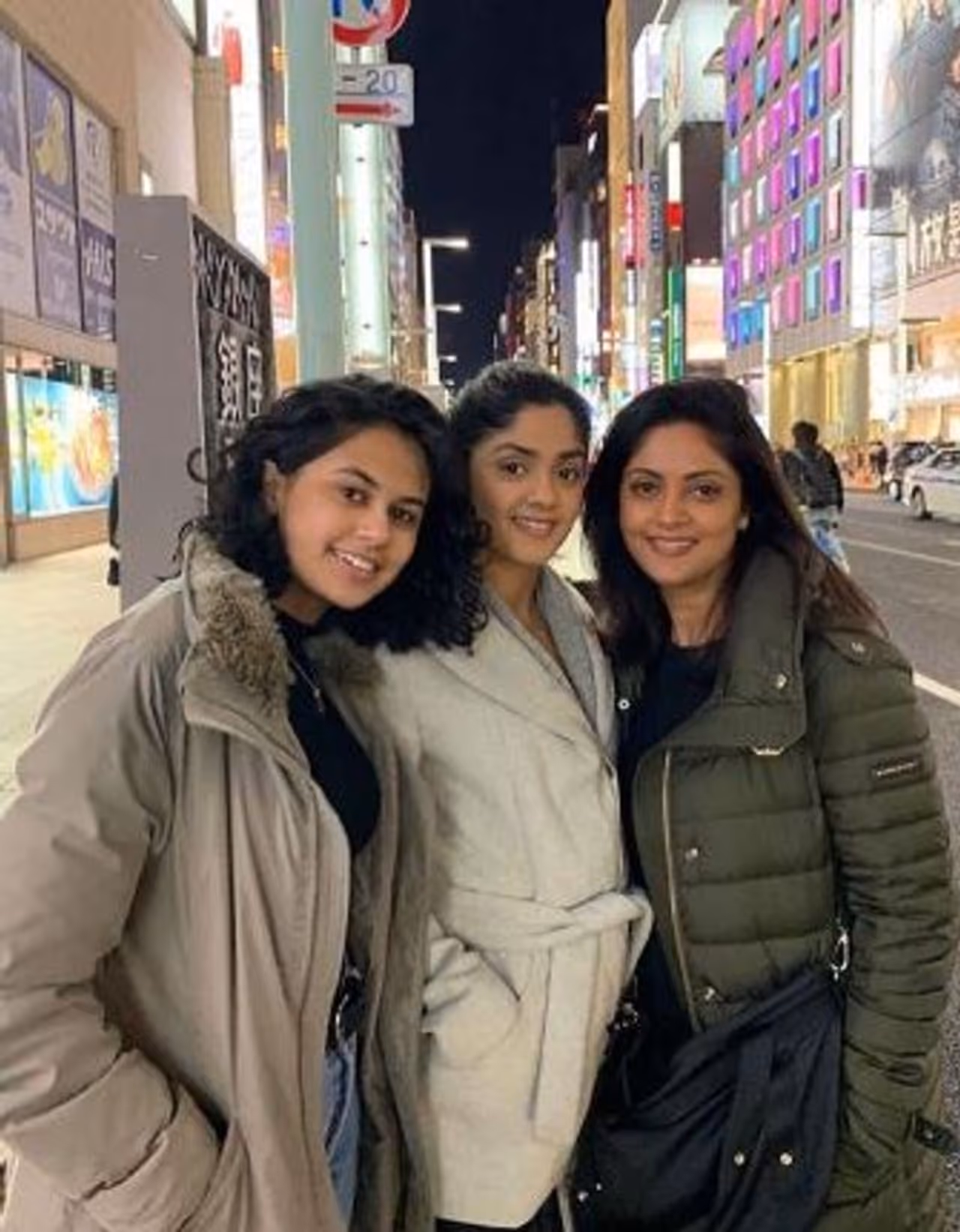 <p>1985ம் ஆண்டு வெளியான “பூவே பூச்சூடவா” படம் மூலம் தமிழ் ரசிகர்களின் மனம் கவர்ந்தவர் நதியா. 80ஸ் கிட்ஸ்களின் கனவு கன்னியாக வலம் வந்த நதியா, உயிரே உனக்காக , நிலவே மலரே, ராஜாதி ராஜா, சின்ன தம்பி பெரிய தம்பி உள்ளிட்ட படங்களில் முன்னணி நடிகர்களுக்கு ஜோடியாக வலம் வந்தார். மலையாளம், தெலுங்கு சினிமாவிலும் முன்னணி நடிகையாக புகழ் பெற்றவர். மற்ற நடிகைகளை விட வித்தியாசமான நடிப்பை வெளிப்படுத்தியதால் ரசிகர்களின் மனதில் மிகப்பெரிய தாக்கத்தை ஏற்படுத்தினார். </p> <p>1985ம் ஆண்டு வெளியான “பூவே பூச்சூடவா” படம் மூலம் தமிழ் ரசிகர்களின் மனம் கவர்ந்தவர் நதியா. 80ஸ் கிட்ஸ்களின் கனவு கன்னியாக வலம் வந்த நதியா, உயிரே உனக்காக , நிலவே மலரே, ராஜாதி ராஜா, சின்ன தம்பி பெரிய தம்பி உள்ளிட்ட படங்களில் முன்னணி நடிகர்களுக்கு ஜோடியாக வலம் வந்தார். மலையாளம், தெலுங்கு சினிமாவிலும் முன்னணி நடிகையாக புகழ் பெற்றவர். மற்ற நடிகைகளை விட வித்தியாசமான நடிப்பை வெளிப்படுத்தியதால் ரசிகர்களின் மனதில் மிகப்பெரிய தாக்கத்தை ஏற்படுத்தினார். </p>