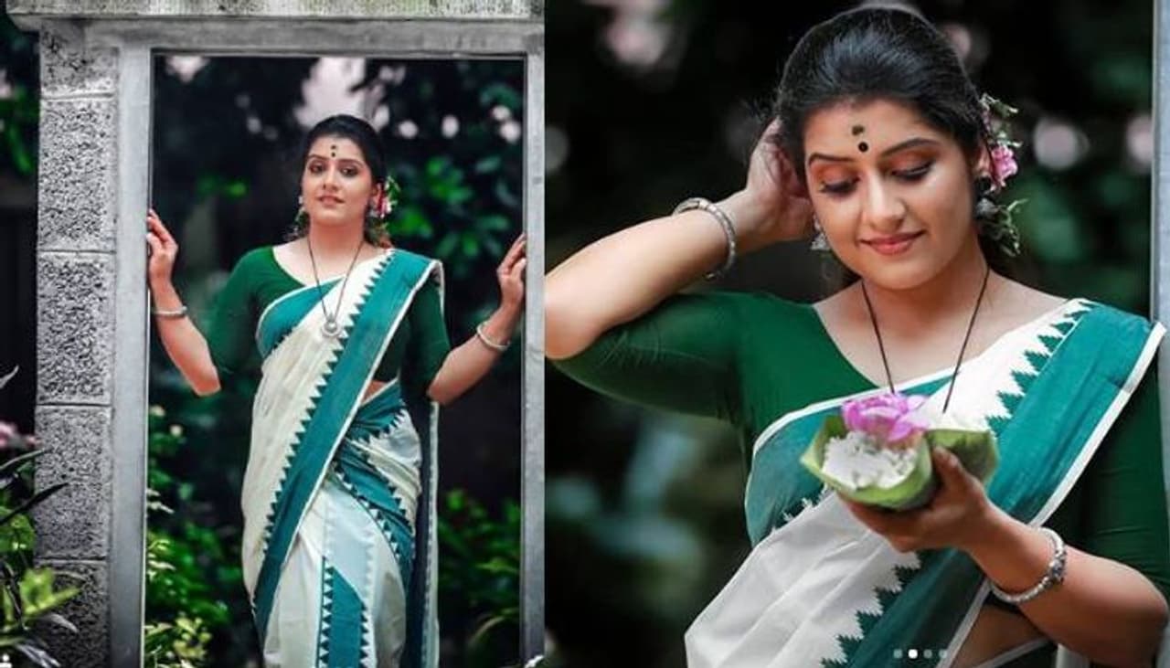 <p>പച്ചക്കരയുള്ള സെറ്റുമുണ്ടില്‍ അതിസുന്ദരിയായിരിക്കുകയാണ് സരയു.&nbsp;</p>