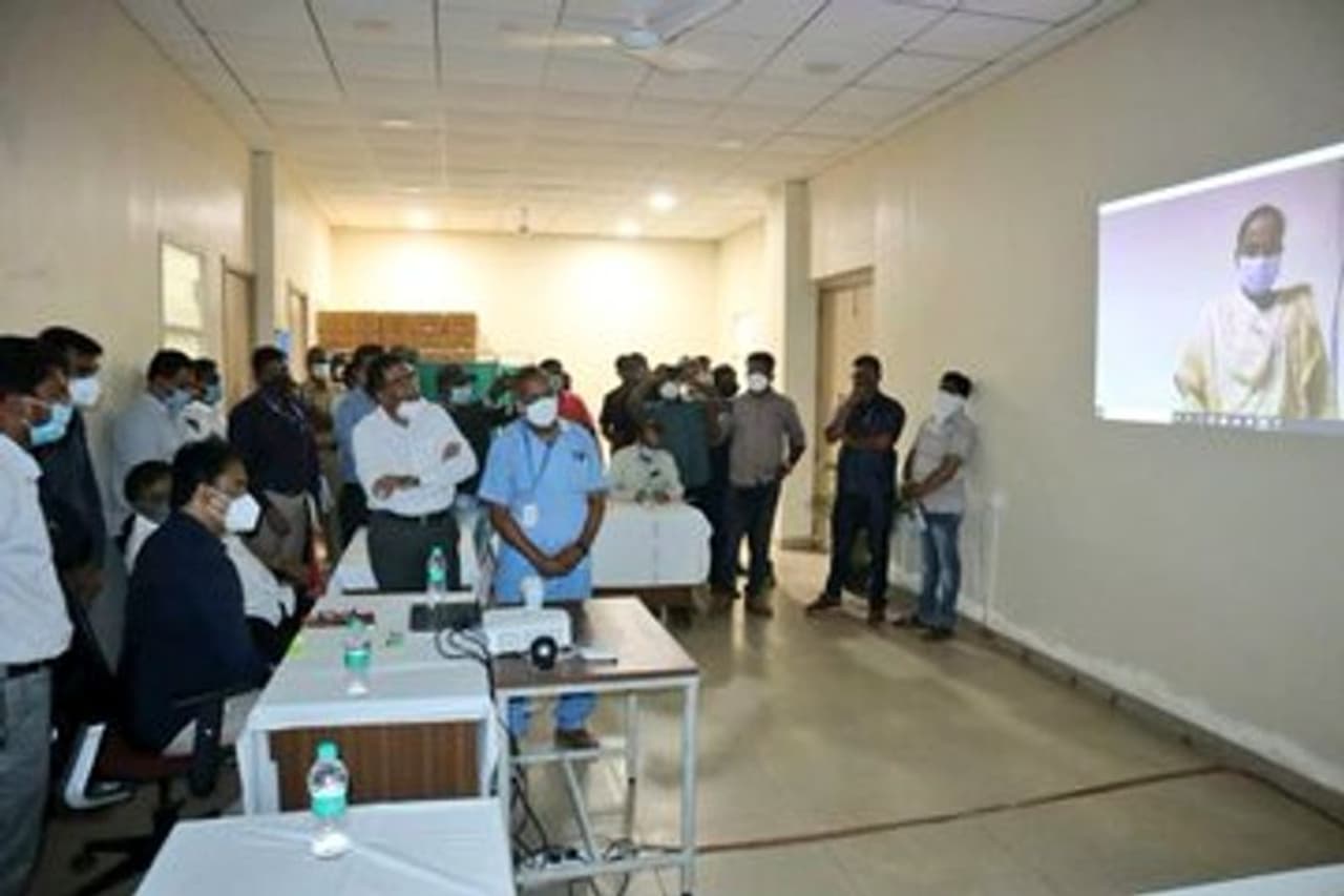 <p>ತಾವು ತಿಂಗಳ ಗರ್ಭಿಣಿಯಾಗಿದ್ದು, ತಮಗಿಲ್ಲಿ ಉತ್ತಮವಾದ ಚಿಕಿತ್ಸೆ ದೊರೆಯುತ್ತಿದೆ. ವೈದ್ಯರು ಮತ್ತು ನರ್ಸ್‌ಗಳು ತುಂಬಾ ಚೆನ್ನಾಗಿ ನೋಡಿಕೊಳ್ಳುತ್ತಿದ್ದಾರೆಂದು ಡಿಸಿಎಂ ಅವರಿಗೆ ತಿಳಿಸಿದರು. ಹಾಗೆಯೇ ಮತ್ತೋರ್ವ ಕೊರೋನಾ ರೋಗಿ ಕೂಡ ಚಿಕಿತ್ಸೆಯ ಬಗ್ಗೆ ಸಂತಸ ವ್ಯಕ್ತಪಡಿಸಿದರಲ್ಲದೆ, ತಮ್ಮ ಆರೋಗ್ಯ ಸುಧಾರಿಸುತ್ತಿದೆ ಎಂದು ಹೇಳಿದರು.</p>