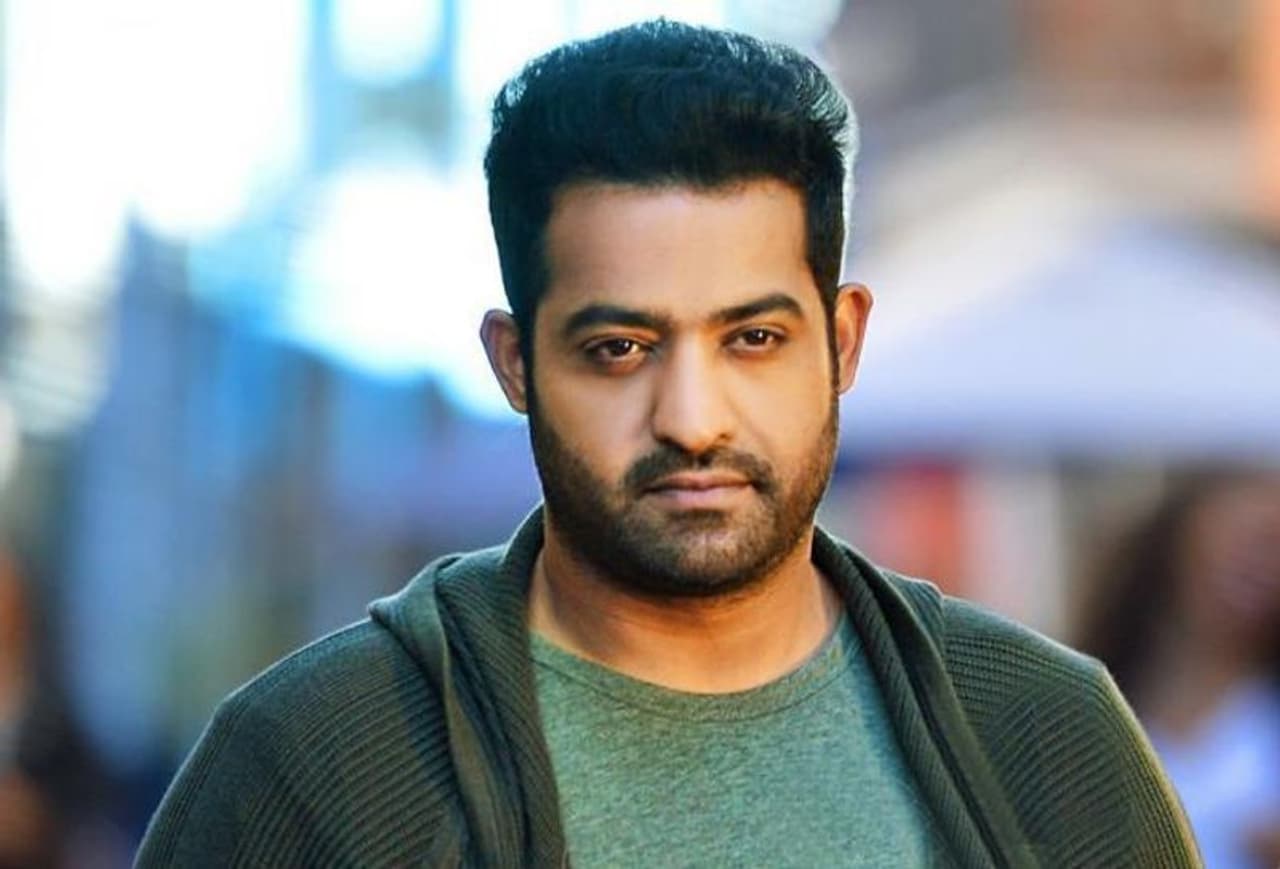 <p>అనుకున్న సమయానికి ఆర్ ఆర్ ఆర్ నుండి ఎన్టీఆర్ ఫస్ట్ లుక్ వీడియో విడుదల కాకపోవడం ఫ్యాన్స్ ని తీవ్రంగా నిరాశపరిచిన అంశం. ఎన్నో ఆశలతో ఎదురుచూసిన వారి కలలపై రాజమౌళి ప్రకటన నీళ్లు చల్లింది. రెండేళ్లుగా ఎన్టీఆర్ నుండి మూవీ లేదని నిరాశలో ఉన్న ఫ్యాన్స్ కి పుట్టినరోజు నాడు ఫస్ట్ లుక్ వీడియో రాకపోవడం మరింత అసహానికి గురిచేసింది. <br /> </p> <p>అనుకున్న సమయానికి ఆర్ ఆర్ ఆర్ నుండి ఎన్టీఆర్ ఫస్ట్ లుక్ వీడియో విడుదల కాకపోవడం ఫ్యాన్స్ ని తీవ్రంగా నిరాశపరిచిన అంశం. ఎన్నో ఆశలతో ఎదురుచూసిన వారి కలలపై రాజమౌళి ప్రకటన నీళ్లు చల్లింది. రెండేళ్లుగా ఎన్టీఆర్ నుండి మూవీ లేదని నిరాశలో ఉన్న ఫ్యాన్స్ కి పుట్టినరోజు నాడు ఫస్ట్ లుక్ వీడియో రాకపోవడం మరింత అసహానికి గురిచేసింది. <br /> </p>