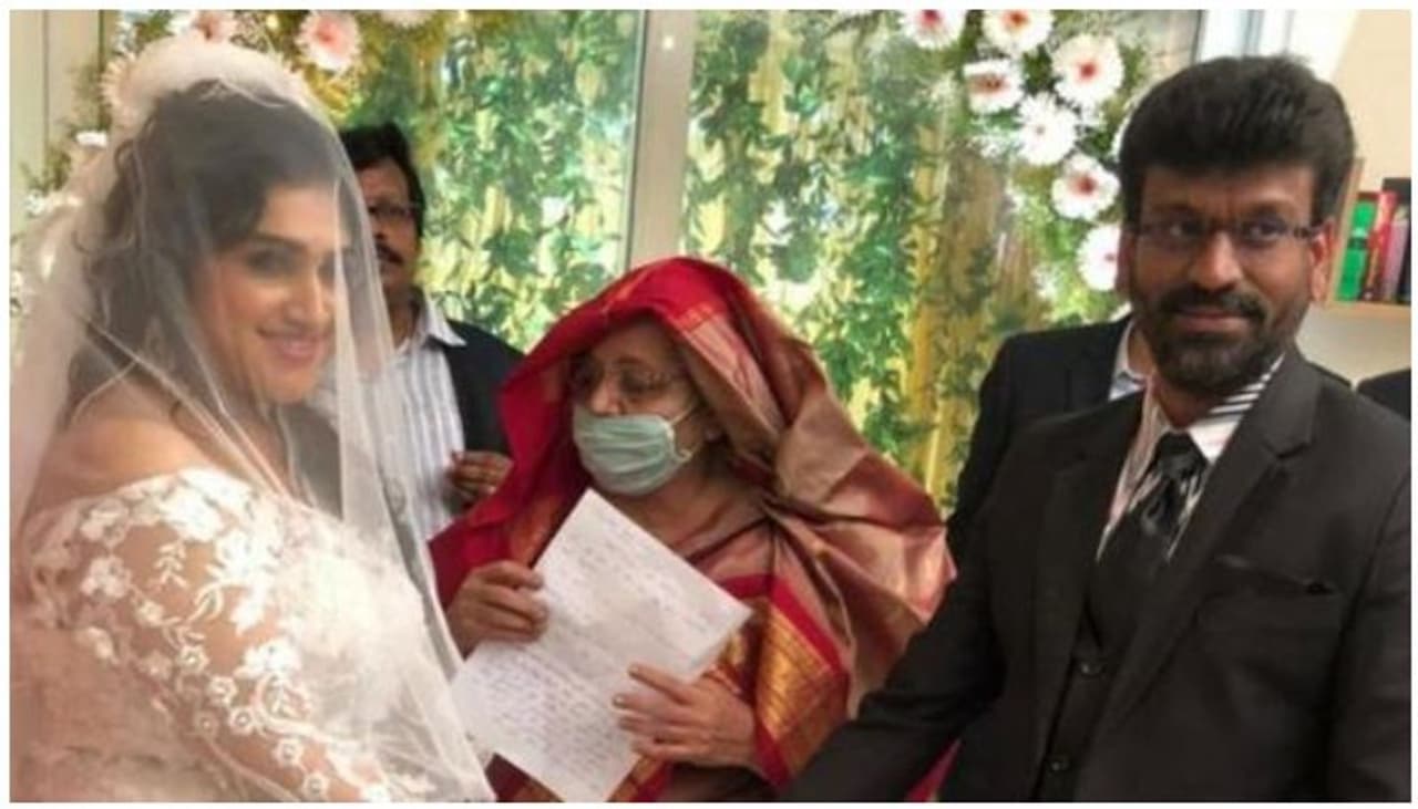 <p>ತಮಿಳು ಚಿತ್ರರಂಗದ ಹಿರಿಯ ನಟಿ ವನಿತಾ ಅವರು ಪೀಟರ್ ಎನ್ನುವವರ &nbsp;ಜೊತೆ &nbsp;ಮೂರನೇ ಮದುವೆ ಆಗುವದರ ಮೂಲಕ ಮತ್ತೊಮ್ಮೆ ಹೊಸದಾಗಿ ವೈವಾಹಿಕ ಜೀವನಕ್ಕೆ ಕಾಲಿಟ್ಟಿದ್ದಾರೆ.&nbsp;</p>