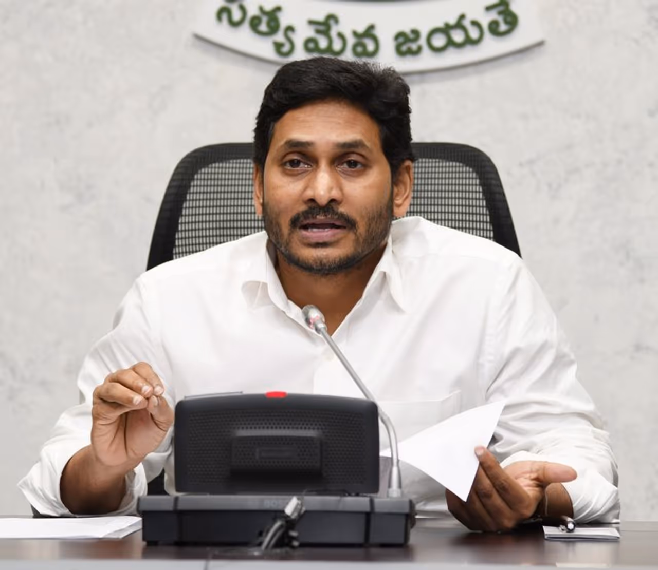 <p style="text align: justify;">జగన్ అఖండ మెజారిటీతో విజయం సాధించిన తరువాత వైసీపీ లోకి వలసలు మొదలయ్యాయి. టీడీపీ నేతలు భారీ స్థాయిలోనే చేరారు. ఎమ్మెల్యేలు సైతం వైసీపీ ఖండువా కప్పుకున్నప్పటికీ... టెక్నికల్ గా టీడీపీ రెబెల్స్ గా కొనసాగుతున్నారు. తొలుత వల్లభనేని వంశీ చేరికతో ఇది మొదలయింది. </p> <p style="text align: justify;">జగన్ అఖండ మెజారిటీతో విజయం సాధించిన తరువాత వైసీపీ లోకి వలసలు మొదలయ్యాయి. టీడీపీ నేతలు భారీ స్థాయిలోనే చేరారు. ఎమ్మెల్యేలు సైతం వైసీపీ ఖండువా కప్పుకున్నప్పటికీ... టెక్నికల్ గా టీడీపీ రెబెల్స్ గా కొనసాగుతున్నారు. తొలుత వల్లభనేని వంశీ చేరికతో ఇది మొదలయింది. </p>