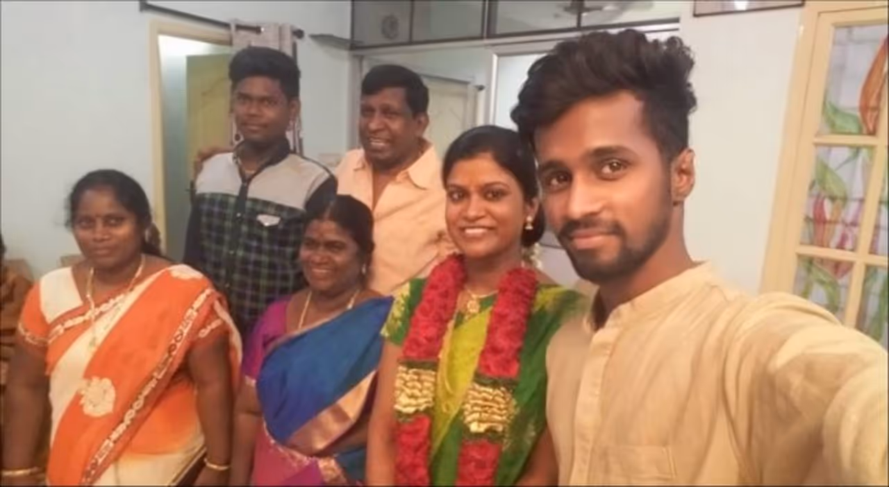 <p>வடிவேலுவின் மனைவி சரோஜா குடும்பத்துடன் எடுத்த புகைப்படம்&nbsp;</p>