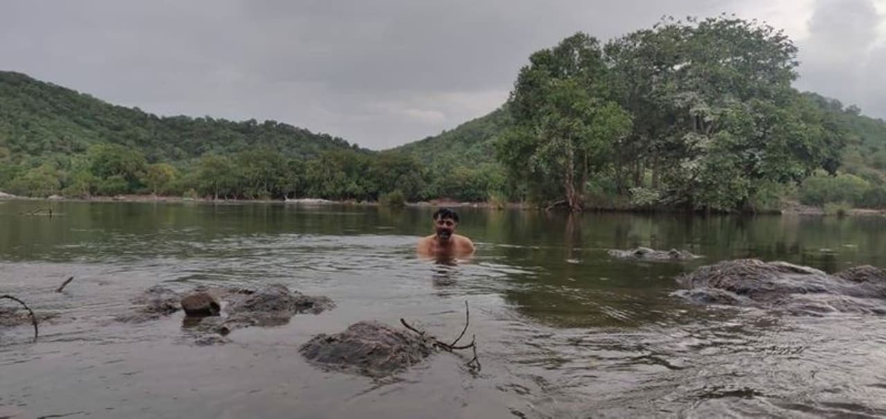 <p>40 ವರ್ಷಗಳ ನಂತರ ನಮ್ಮ ಹಳ್ಳಿಯ ಬಳಿ ಕಾವೇರಿ ನದಿಯಲ್ಲಿ ಈಜಾಡಿ ನಾನು ಕೆಲ ಸಮಯ ಕಳೆದದ್ದು ನಿಜಕ್ಕೂ ಸಂತಸ ನೀಡಿದೆ. </p> <p>40 ವರ್ಷಗಳ ನಂತರ ನಮ್ಮ ಹಳ್ಳಿಯ ಬಳಿ ಕಾವೇರಿ ನದಿಯಲ್ಲಿ ಈಜಾಡಿ ನಾನು ಕೆಲ ಸಮಯ ಕಳೆದದ್ದು ನಿಜಕ್ಕೂ ಸಂತಸ ನೀಡಿದೆ. </p>