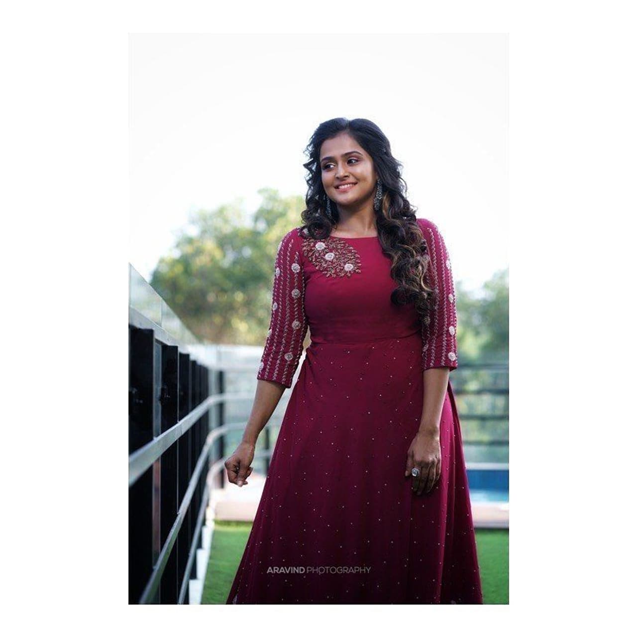 <p>அழகிய கவுன் போட்டு அழகா இருக்கும் ரம்யாநம்பீஸன்&nbsp;</p>