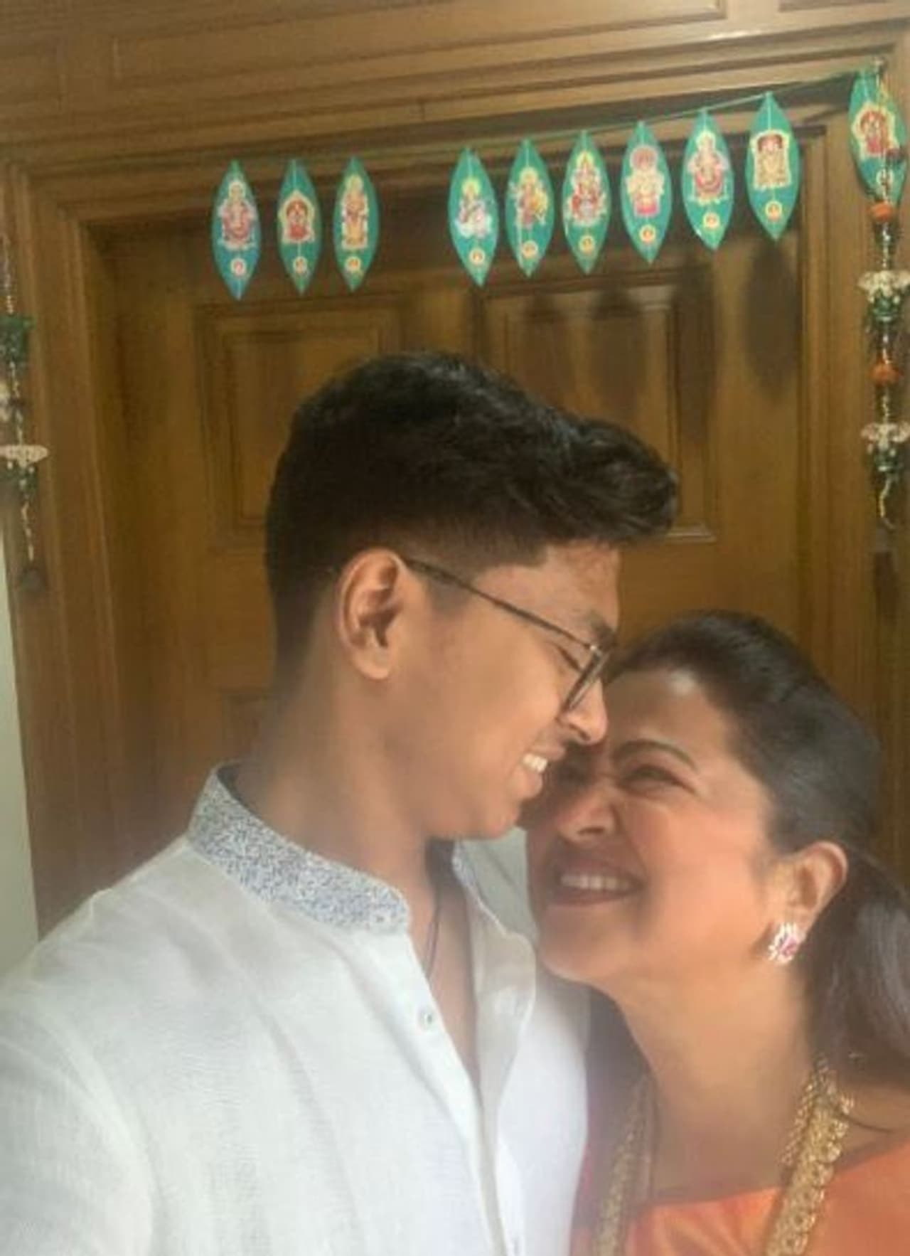 <p>வாசலிலேயே தன்னுடைய செல்ல மகன் ராகுலுடன் கொஞ்சும் ரசிகை ராதிகா </p> <p>வாசலிலேயே தன்னுடைய செல்ல மகன் ராகுலுடன் கொஞ்சும் ரசிகை ராதிகா </p>