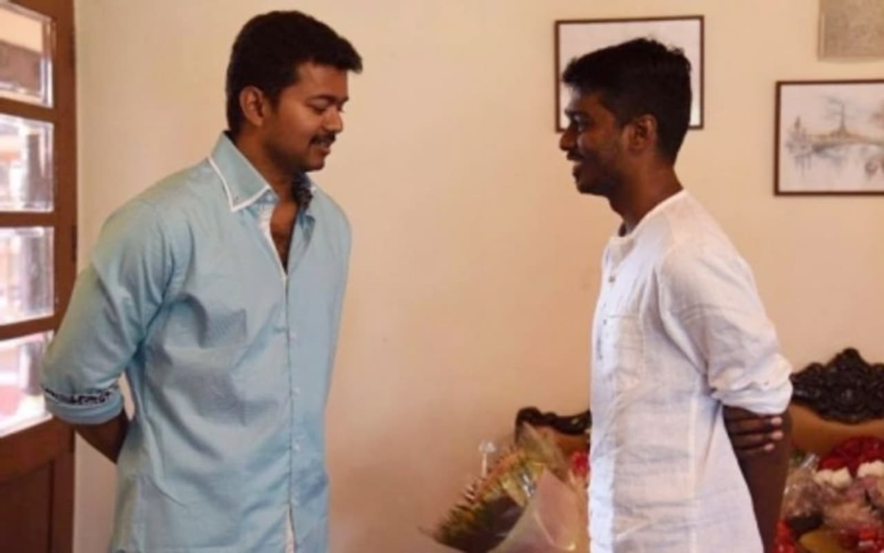 <p>இயக்குனர் அட்லீ இயக்கத்தில், விஜய் மூன்றாவது முறையாக இணைந்து நடித்த திரைப்படம் 'பிகில்'.</p> <p>இயக்குனர் அட்லீ இயக்கத்தில், விஜய் மூன்றாவது முறையாக இணைந்து நடித்த திரைப்படம் 'பிகில்'.</p>