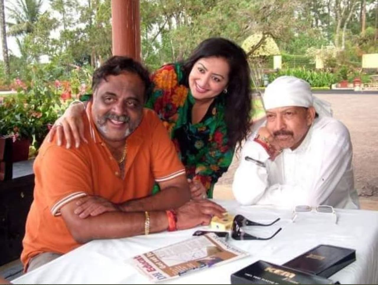 <p>ಸ್ಯಾಂಡಲ್ವುಡ್ ರೆಬೆಲ್ ಸ್ಟಾರ್ ಮಂಡ್ಯದ ಗಂಡು ಅಂಬರೀಶ್ ಅವರ ಸ್ಮಾರಕ ನಿರ್ಮಾಣಕ್ಕೆ ಜನವರಿಯಲ್ಲಿ ಪ್ರತಿಷ್ಠಾನ ರಚಿಸಲಾಗಿತ್ತು.</p> <p>ಸ್ಯಾಂಡಲ್ವುಡ್ ರೆಬೆಲ್ ಸ್ಟಾರ್ ಮಂಡ್ಯದ ಗಂಡು ಅಂಬರೀಶ್ ಅವರ ಸ್ಮಾರಕ ನಿರ್ಮಾಣಕ್ಕೆ ಜನವರಿಯಲ್ಲಿ ಪ್ರತಿಷ್ಠಾನ ರಚಿಸಲಾಗಿತ್ತು.</p>