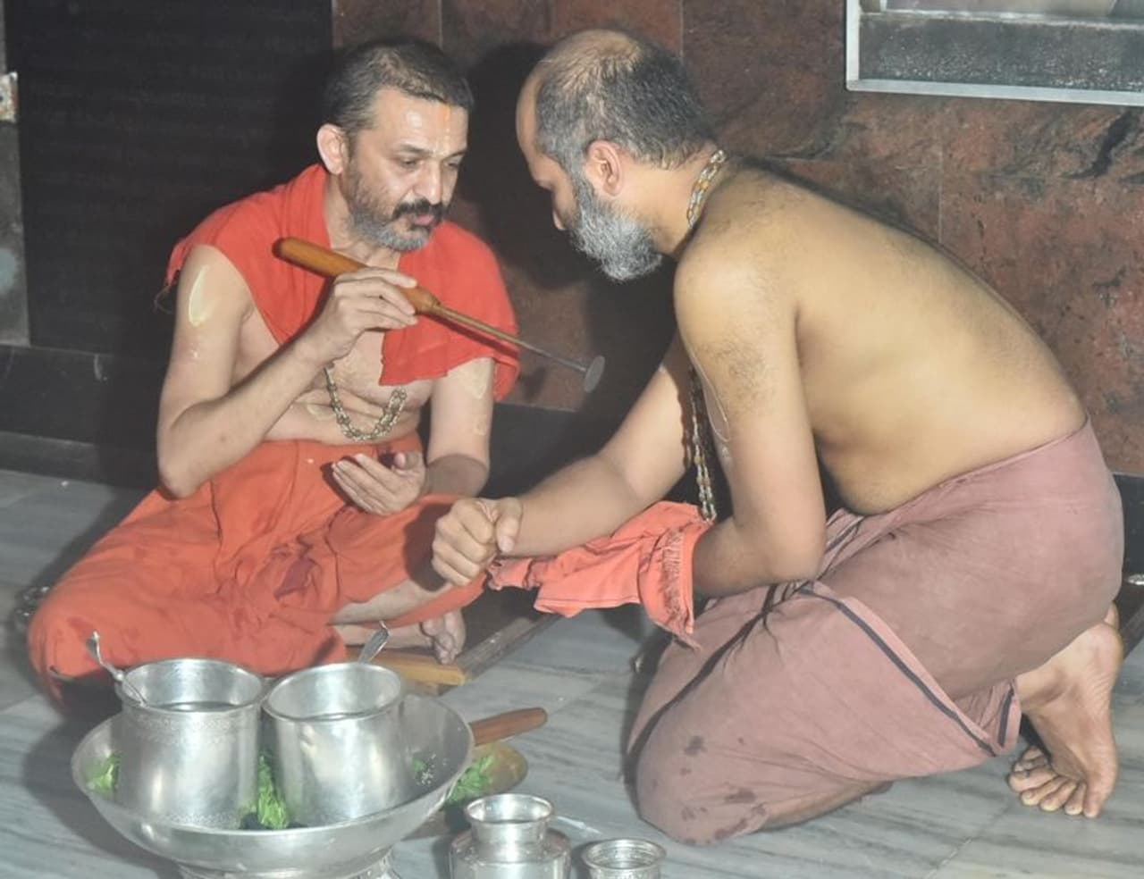 <p>ಶ್ರೀ ಕೃಷ್ಣ ಮಠದಲ್ಲಿ ಬುಧವಾರ ತಪ್ತ ಮುದ್ರಧಾರಣೆ ನಡೆಯಿತು. ಹೊಮದಲ್ಲಿ ತಪ್ತ (ಕಾಯಿಸಿದ) ಲೋಹದ ಮುದ್ರೆಗಳನ್ನು ದೇಹದ ಮೇಲೆ ಧರಿಸುವುದು ಈ ಸಂಪ್ರದಾಯ.</p> <p>ಶ್ರೀ ಕೃಷ್ಣ ಮಠದಲ್ಲಿ ಬುಧವಾರ ತಪ್ತ ಮುದ್ರಧಾರಣೆ ನಡೆಯಿತು. ಹೊಮದಲ್ಲಿ ತಪ್ತ (ಕಾಯಿಸಿದ) ಲೋಹದ ಮುದ್ರೆಗಳನ್ನು ದೇಹದ ಮೇಲೆ ಧರಿಸುವುದು ಈ ಸಂಪ್ರದಾಯ.</p>