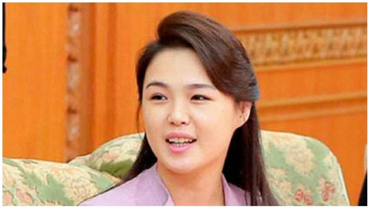 <p>ఉత్తర కొరియా నాయకుడు కిమ్ జోంగ్ ఉన్ భార్య రి సోల్ జు ఏడాది అజ్ఞాతం తరువాత మొదటిసారి ఓ సంగీత వేడుకలో కనిపించారు. గత ఏడాది కాలంగా ఆమె ఎక్కడా కనిపించకపోవడం గురించి ఇప్పటికే అనేక రకాల ఊహాగానాలు చక్కర్లు కొడుతున్నాయి. </p> <p>ఉత్తర కొరియా నాయకుడు కిమ్ జోంగ్ ఉన్ భార్య రి సోల్ జు ఏడాది అజ్ఞాతం తరువాత మొదటిసారి ఓ సంగీత వేడుకలో కనిపించారు. గత ఏడాది కాలంగా ఆమె ఎక్కడా కనిపించకపోవడం గురించి ఇప్పటికే అనేక రకాల ఊహాగానాలు చక్కర్లు కొడుతున్నాయి. </p>