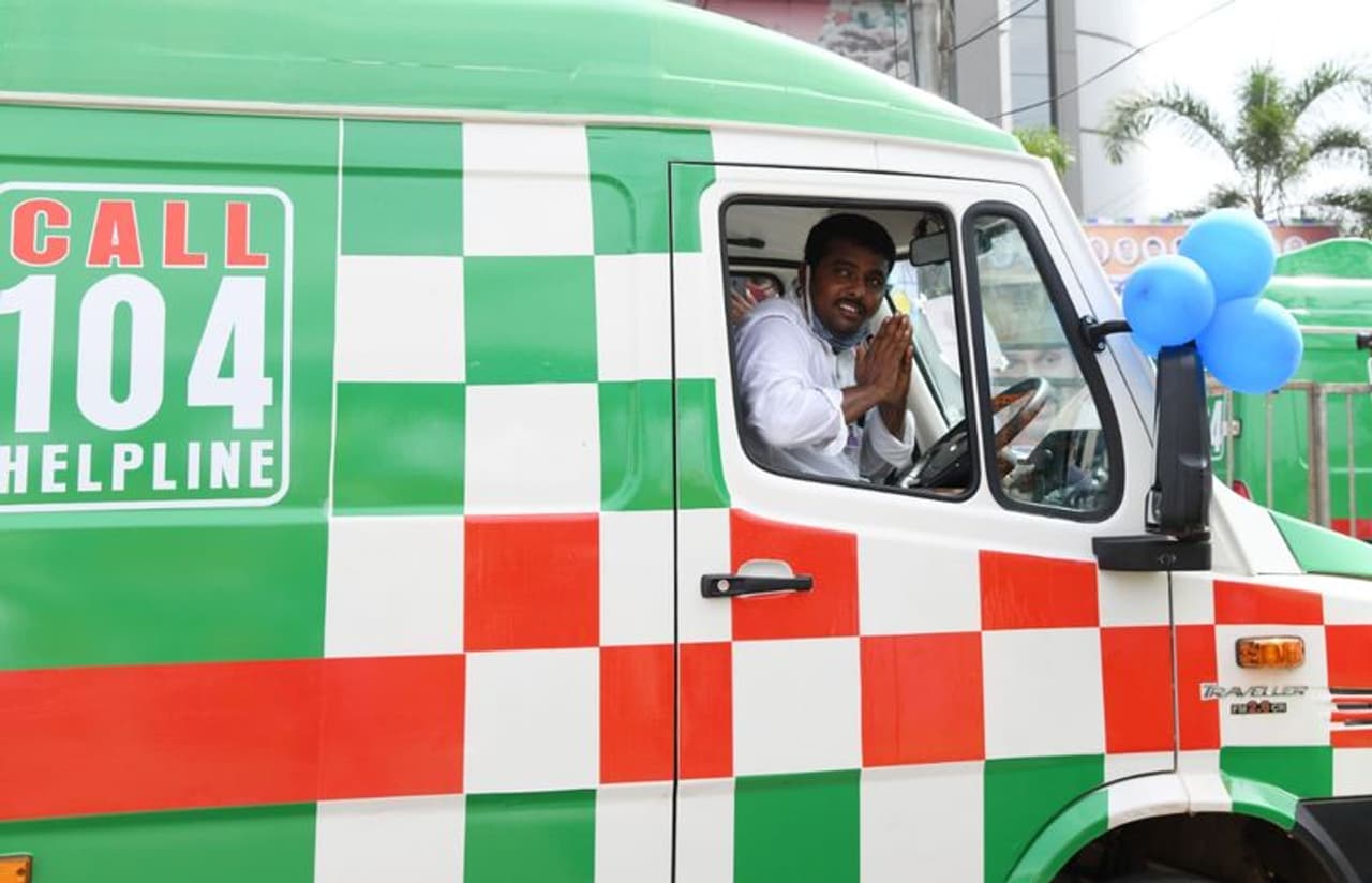 <p>ముఖ్యమంత్రి జగన్కు నమస్కరిస్తున్న 104 వాహన డ్రైవర్</p> <p>ముఖ్యమంత్రి జగన్కు నమస్కరిస్తున్న 104 వాహన డ్రైవర్</p>