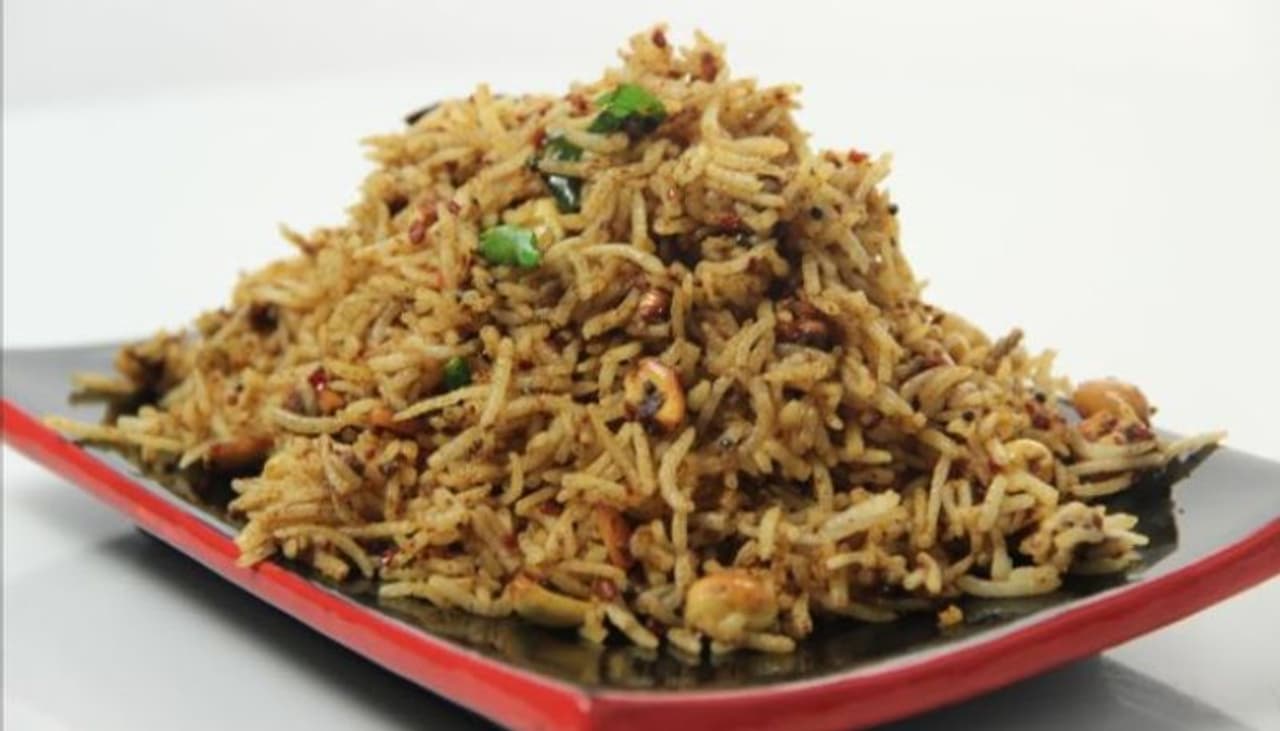 <p>தயிர் சாதம், லெமன் சாதங்களை காட்டிலும் புளி சாதம் செய்வது கொஞ்சம் வேலை அதிகம் என்பது போல் தோன்றலாம். </p> <p>தயிர் சாதம், லெமன் சாதங்களை காட்டிலும் புளி சாதம் செய்வது கொஞ்சம் வேலை அதிகம் என்பது போல் தோன்றலாம். </p>