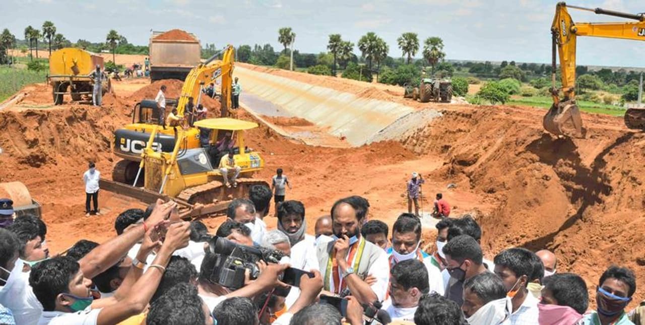 <p>కొండ పోచమ్మ సాగర్ ప్రాజెక్ట్లో కాలువకు గండి పడ్డ ప్రాంతాన్ని ఉత్తమ్ కుమార్, ఎమ్మెల్సీ జీవన్ రెడ్డి, పొన్నం ప్రభాకర్ బుధవారం సందర్శించారు</p> <p>కొండ పోచమ్మ సాగర్ ప్రాజెక్ట్లో కాలువకు గండి పడ్డ ప్రాంతాన్ని ఉత్తమ్ కుమార్, ఎమ్మెల్సీ జీవన్ రెడ్డి, పొన్నం ప్రభాకర్ బుధవారం సందర్శించారు</p>