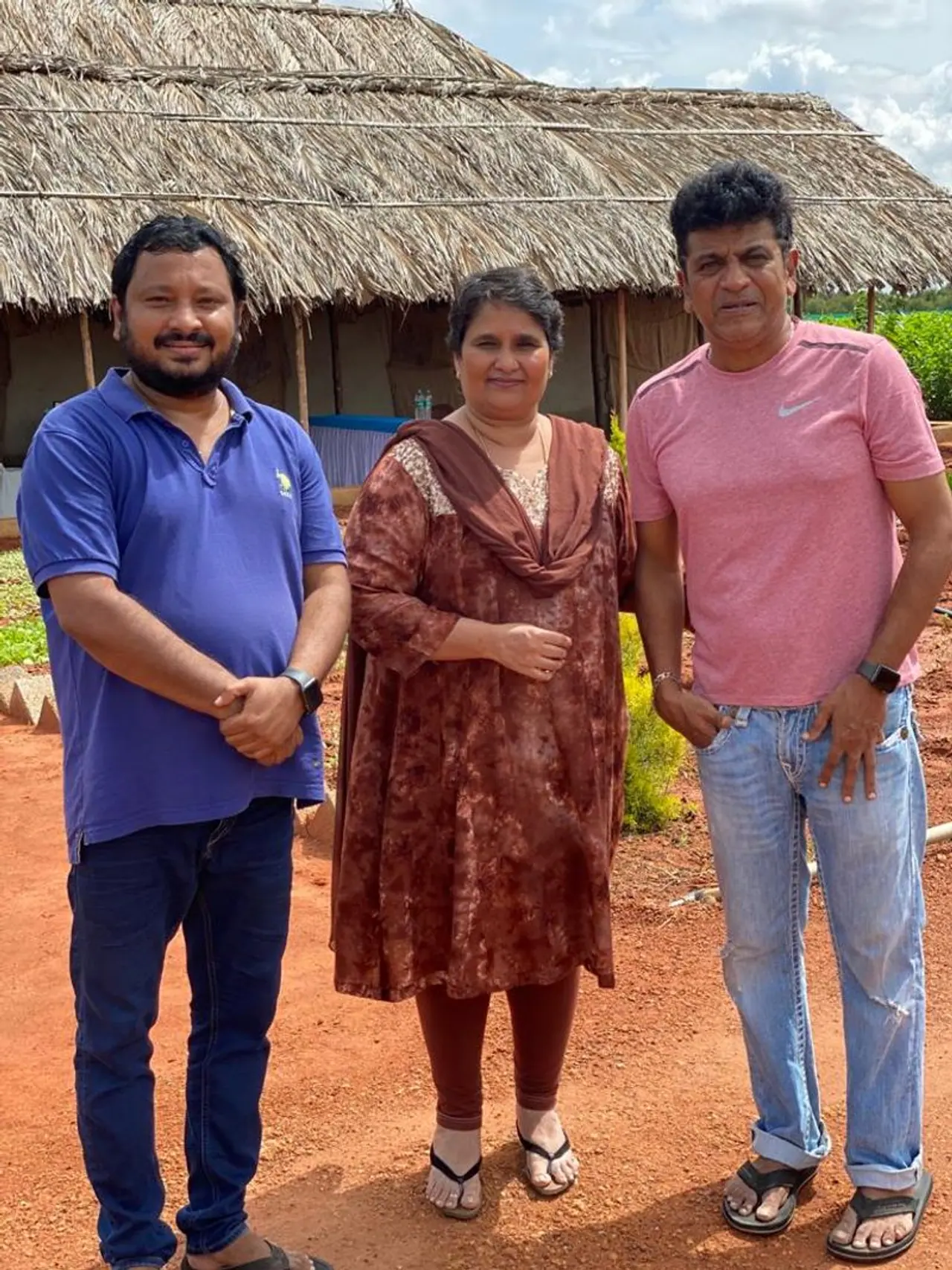 <p>ದಾಕ್ಷಿ,ರೇಷ್ಮೆ, ತರಕಾರಿ ಬೆಳೆದ ಈ ತೋಟದಲ್ಲಿ ಆರ್ ಚಂದ್ರು ಜೊತೆ ಹೆಚ್ಚು ಹೊತ್ತು ಕಳೆದ ಶಿವರಾಜ್ ಕುಮಾರ್ ಮತ್ತು ಗೀತಾ</p>