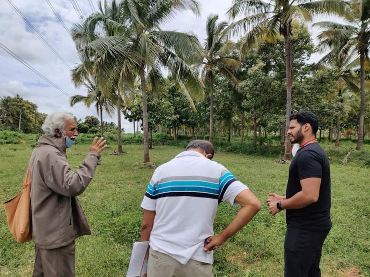 <p>ನಮ್ಮ ದೇಶ ಕೃಷಿ ಪ್ರಧಾನವಾದ ದೇಶವಾಗಿದ್ದು ರೈತ ಈ ದೇಶದ ಬೆನ್ನೆಲುಬು ಎಂದು ಗೌರವ ಸಲ್ಲಿಸುತ್ತೇವೆ. ಆದರೆ ರೈತರ ಮಕ್ಕಳು ರೈತರಾಗಿ ಅವರ ಕೃಷಿಭೂಮಿಯಲ್ಲಿ ದುಡಿಯಲು ಹಿಂಜರಿದು ನಗರದ ಕಡೆಗೆ ವಲಸೆ ಬಂದು ಬದುಕು ಕಟ್ಟಿಕೊಳ್ಳಲು ಹವಣಿಸುವವರ ಸಂಖ್ಯೆಯೇ ಹೆಚ್ಚು. ತಾವು ಕಲಿತ ವಿದ್ಯಾಭ್ಯಾಸದ ಆಧಾರದ ಮೇಲೆ ನಗರಗಳಲ್ಲಿ ಕೆಲಸವೊಂದನ್ನು ಸಂಪಾದಿಸಿ ಜೀವನ ನಡೆಸುವವರು ಒಂದು ಕಡೆಯಾದರೆ ಇನ್ನು ಕೆಲವರು ಸ್ವಂತ ಉದ್ಯೋಗ ಅಥವಾ ಕೂಲಿ ಕೆಲಸವನ್ನಾದರೂ ನಗರದಲ್ಲಿ ಮಾಡಿಕೊಂಡು ಜೀವನ ನಡೆಸಲು ನಗರಗಳ ಕಡೆಗೆ ಮುಖಮಾಡುವವರು ಇನ್ನೊಂದು ಕಡೆ. ಇದರ ಪರಿಣಾಮವಾಗಿ ಹಳ್ಳಿಗಳಲ್ಲಿರುವ ಕೃಷಿಭೂಮಿಗಳು ಪಾಲು ಬೀಳುತ್ತಿವೆ. ನಗರದಲ್ಲಿ ವೃತ್ತಿ ಸ್ಪರ್ಧೆ ತಾರಕಕ್ಕೇರಿದೆ ಎಂದಿದ್ದಾರೆ.</p> <p>ನಮ್ಮ ದೇಶ ಕೃಷಿ ಪ್ರಧಾನವಾದ ದೇಶವಾಗಿದ್ದು ರೈತ ಈ ದೇಶದ ಬೆನ್ನೆಲುಬು ಎಂದು ಗೌರವ ಸಲ್ಲಿಸುತ್ತೇವೆ. ಆದರೆ ರೈತರ ಮಕ್ಕಳು ರೈತರಾಗಿ ಅವರ ಕೃಷಿಭೂಮಿಯಲ್ಲಿ ದುಡಿಯಲು ಹಿಂಜರಿದು ನಗರದ ಕಡೆಗೆ ವಲಸೆ ಬಂದು ಬದುಕು ಕಟ್ಟಿಕೊಳ್ಳಲು ಹವಣಿಸುವವರ ಸಂಖ್ಯೆಯೇ ಹೆಚ್ಚು. ತಾವು ಕಲಿತ ವಿದ್ಯಾಭ್ಯಾಸದ ಆಧಾರದ ಮೇಲೆ ನಗರಗಳಲ್ಲಿ ಕೆಲಸವೊಂದನ್ನು ಸಂಪಾದಿಸಿ ಜೀವನ ನಡೆಸುವವರು ಒಂದು ಕಡೆಯಾದರೆ ಇನ್ನು ಕೆಲವರು ಸ್ವಂತ ಉದ್ಯೋಗ ಅಥವಾ ಕೂಲಿ ಕೆಲಸವನ್ನಾದರೂ ನಗರದಲ್ಲಿ ಮಾಡಿಕೊಂಡು ಜೀವನ ನಡೆಸಲು ನಗರಗಳ ಕಡೆಗೆ ಮುಖಮಾಡುವವರು ಇನ್ನೊಂದು ಕಡೆ. ಇದರ ಪರಿಣಾಮವಾಗಿ ಹಳ್ಳಿಗಳಲ್ಲಿರುವ ಕೃಷಿಭೂಮಿಗಳು ಪಾಲು ಬೀಳುತ್ತಿವೆ. ನಗರದಲ್ಲಿ ವೃತ್ತಿ ಸ್ಪರ್ಧೆ ತಾರಕಕ್ಕೇರಿದೆ ಎಂದಿದ್ದಾರೆ.</p>