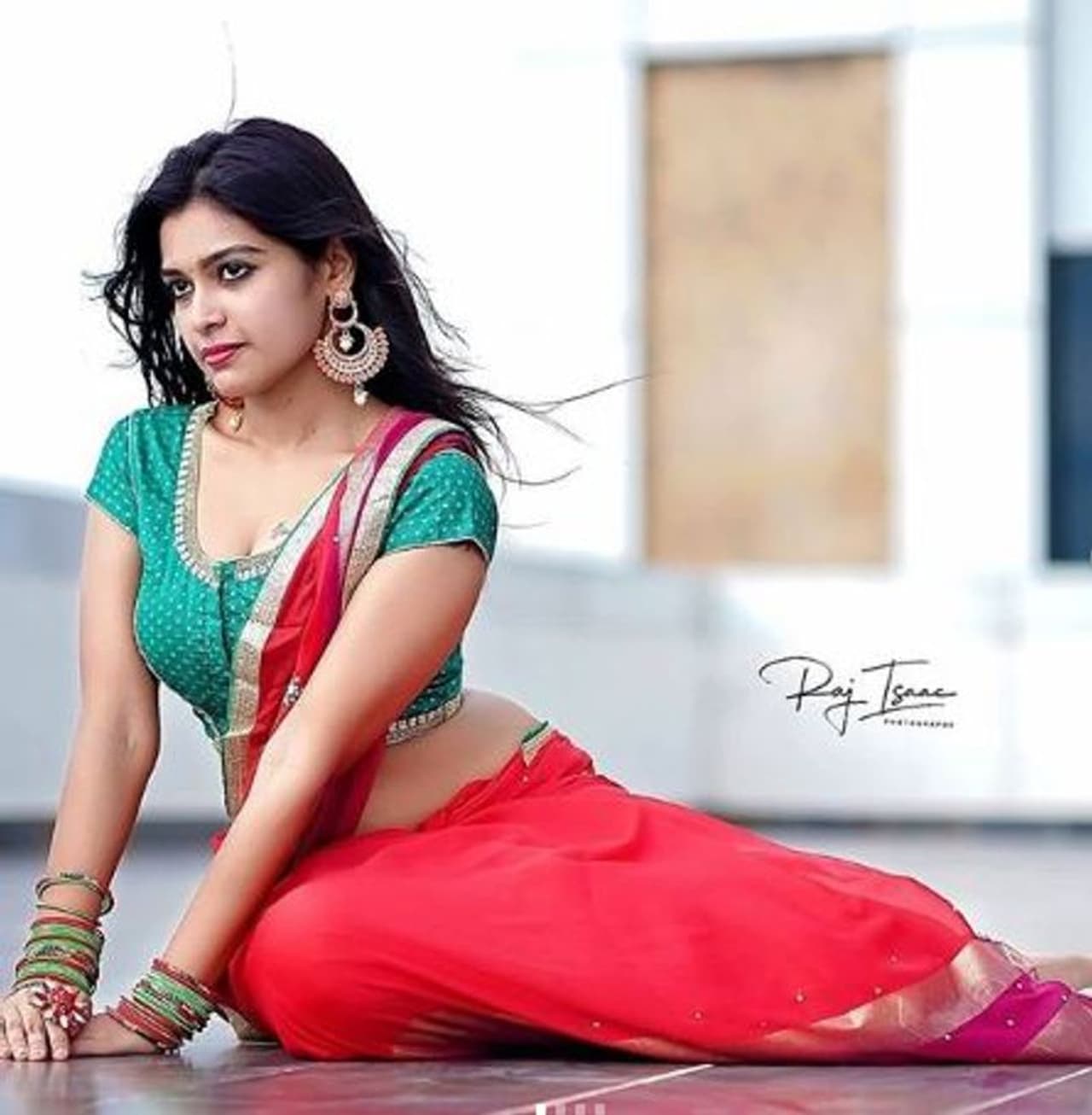 <p>சிவப்பு சேலையில் சிறகடிக்கும் தர்ஷா </p> <p>சிவப்பு சேலையில் சிறகடிக்கும் தர்ஷா </p>