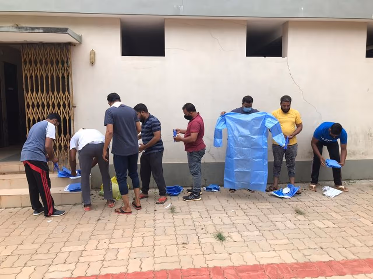 <p>ಮಂಗಳೂರಿನಲ್ಲಿ ಕೋವಿಡ್ ಸಾವಿನ ಮೃತದೇಹಗಳಿಗೆ ಗೌರವಪೂರ್ವಕ ಅಂತ್ಯಸಂಸ್ಕಾರ ನೀಡುವ ನಿಟ್ಟಿನಲ್ಲಿ ಪಾಪ್ಯುಲರ್ ಫ್ರಂಟ್ ವತಿಯಿಂದ ಆಯ್ದ 30 ಮಂದಿ ಕಾರ್ಯಕರ್ತರಿಗೆ ತರಬೇತಿ ನೀಡಲಾಗುತ್ತಿದೆ.</p> <p>ಮಂಗಳೂರಿನಲ್ಲಿ ಕೋವಿಡ್ ಸಾವಿನ ಮೃತದೇಹಗಳಿಗೆ ಗೌರವಪೂರ್ವಕ ಅಂತ್ಯಸಂಸ್ಕಾರ ನೀಡುವ ನಿಟ್ಟಿನಲ್ಲಿ ಪಾಪ್ಯುಲರ್ ಫ್ರಂಟ್ ವತಿಯಿಂದ ಆಯ್ದ 30 ಮಂದಿ ಕಾರ್ಯಕರ್ತರಿಗೆ ತರಬೇತಿ ನೀಡಲಾಗುತ್ತಿದೆ.</p>