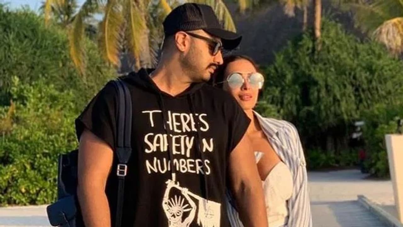 <p>ಕೊನೆಗೂ ಅರ್ಜುನ್ ಕಪೂರ್ ಮತ್ತು ಮಲೈಕಾ ಅರೋರಾ ತಮ್ಮ ಪ್ರೀತಿಯನ್ನು ಅನೌನ್ಸ್ ಮಾಡಿದ್ದಾರೆ.</p> <p>ಕೊನೆಗೂ ಅರ್ಜುನ್ ಕಪೂರ್ ಮತ್ತು ಮಲೈಕಾ ಅರೋರಾ ತಮ್ಮ ಪ್ರೀತಿಯನ್ನು ಅನೌನ್ಸ್ ಮಾಡಿದ್ದಾರೆ.</p>