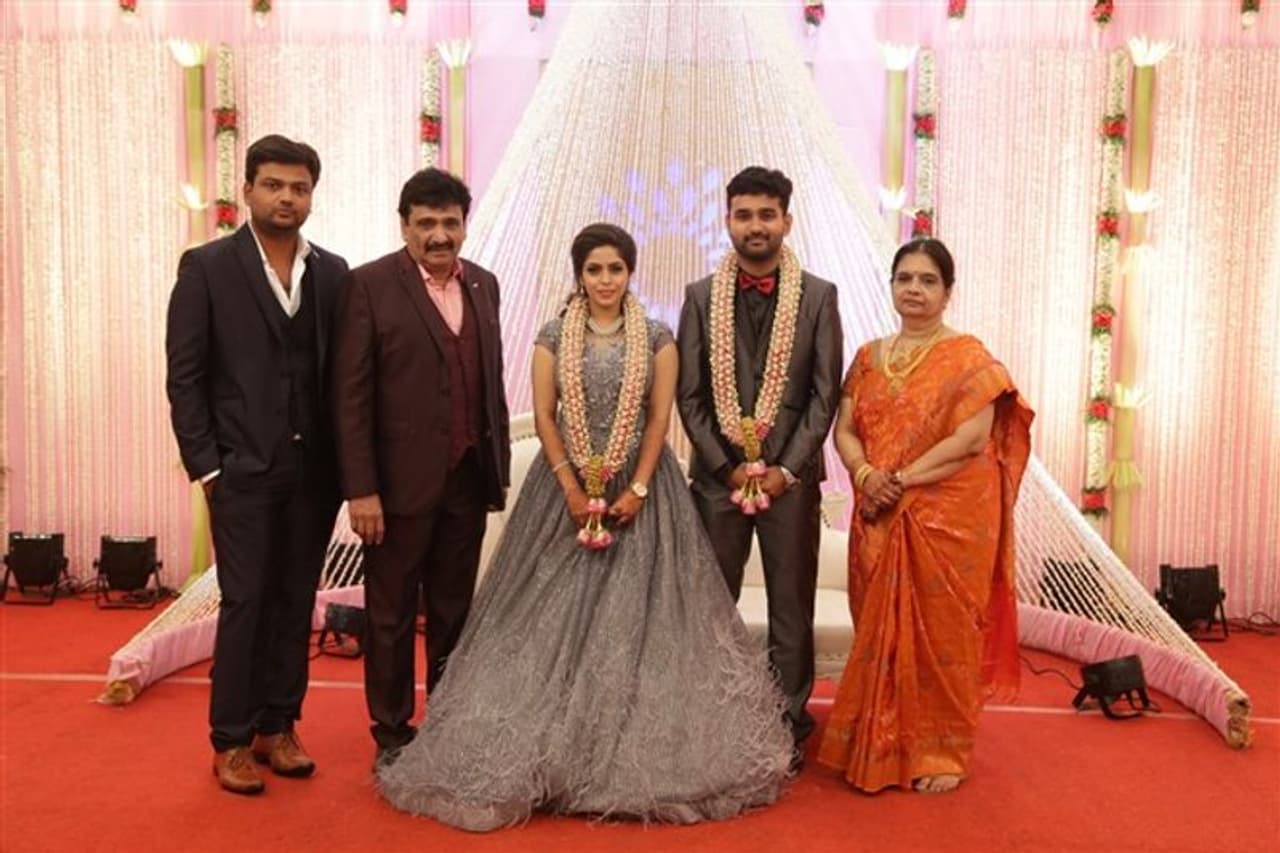 <p>தன்னுடைய அழகிய குடும்பத்துடன் திருமண வரவேற்ப்பில் போஸ் கொடுக்கும் ரமேஷ் கண்ணா&nbsp;</p>