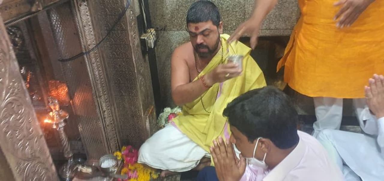 <p>ಬೆಳ್ಳಂಬೆಳಿಗ್ಗೆ ಗಾಣಗಾಪುರದ ಪ್ರಸಿದ್ಧ ದತ್ತಾತ್ರೇಯ ದೇವಸ್ಥಾನಕ್ಕೆ ಭೇಟಿ ನೀಡಿ ಸ್ವಾಮಿಯ ದರ್ಶನ ಪಡೆದ ಸಚಿವ ರಮೇಶ್ ಜಾರಕಿಹೊಳಿ </p> <p>ಬೆಳ್ಳಂಬೆಳಿಗ್ಗೆ ಗಾಣಗಾಪುರದ ಪ್ರಸಿದ್ಧ ದತ್ತಾತ್ರೇಯ ದೇವಸ್ಥಾನಕ್ಕೆ ಭೇಟಿ ನೀಡಿ ಸ್ವಾಮಿಯ ದರ್ಶನ ಪಡೆದ ಸಚಿವ ರಮೇಶ್ ಜಾರಕಿಹೊಳಿ </p>